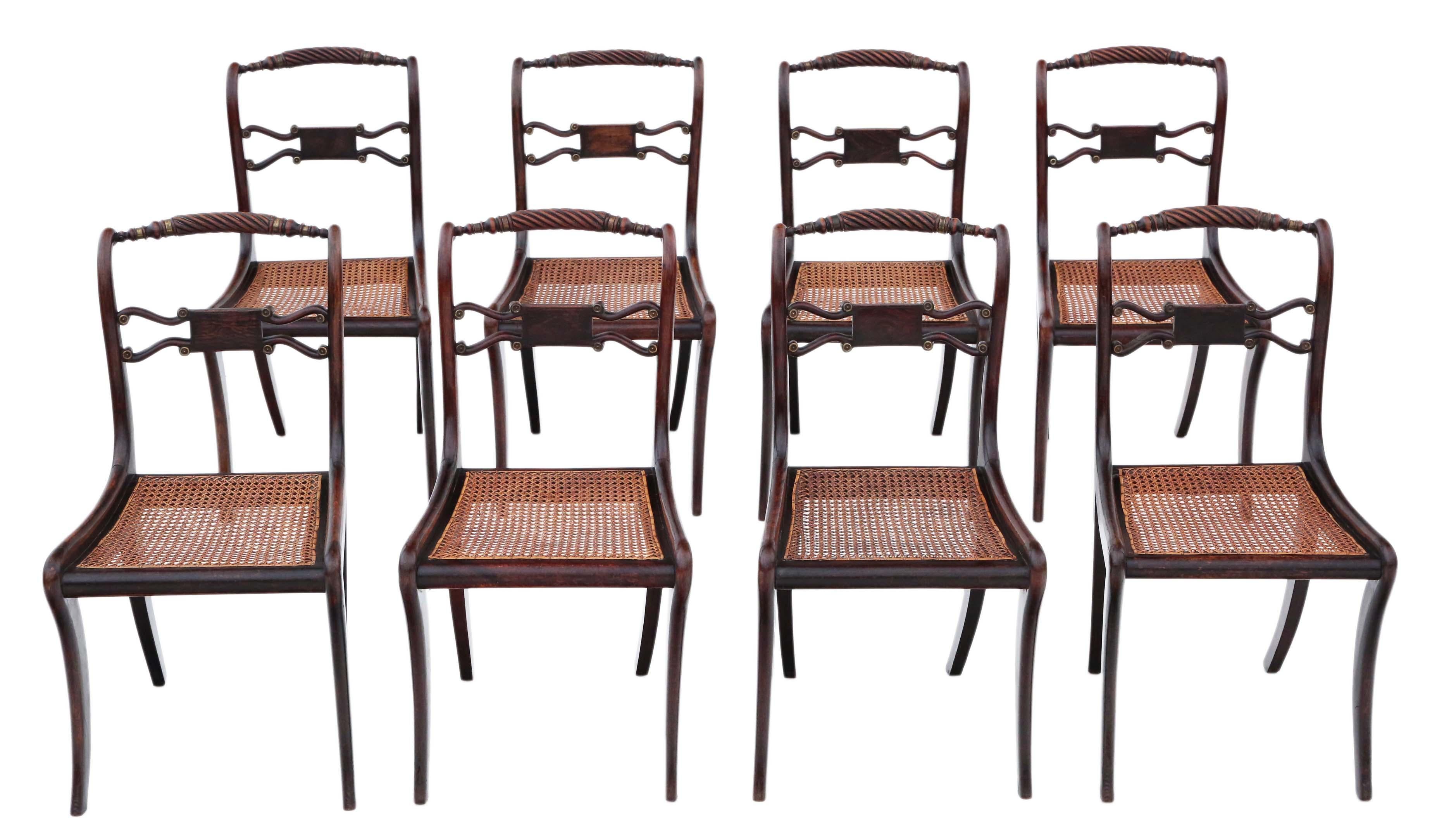 Entdecken Sie die seltene Eleganz dieses exquisiten Satzes von 8 Regency-Esszimmerstühlen aus Palisanderholzimitat aus dem frühen 19. Jahrhundert, um 1825. Diese Stühle haben eine atemberaubende Farbe und Patina, und die begehrten Säbelbeine tragen