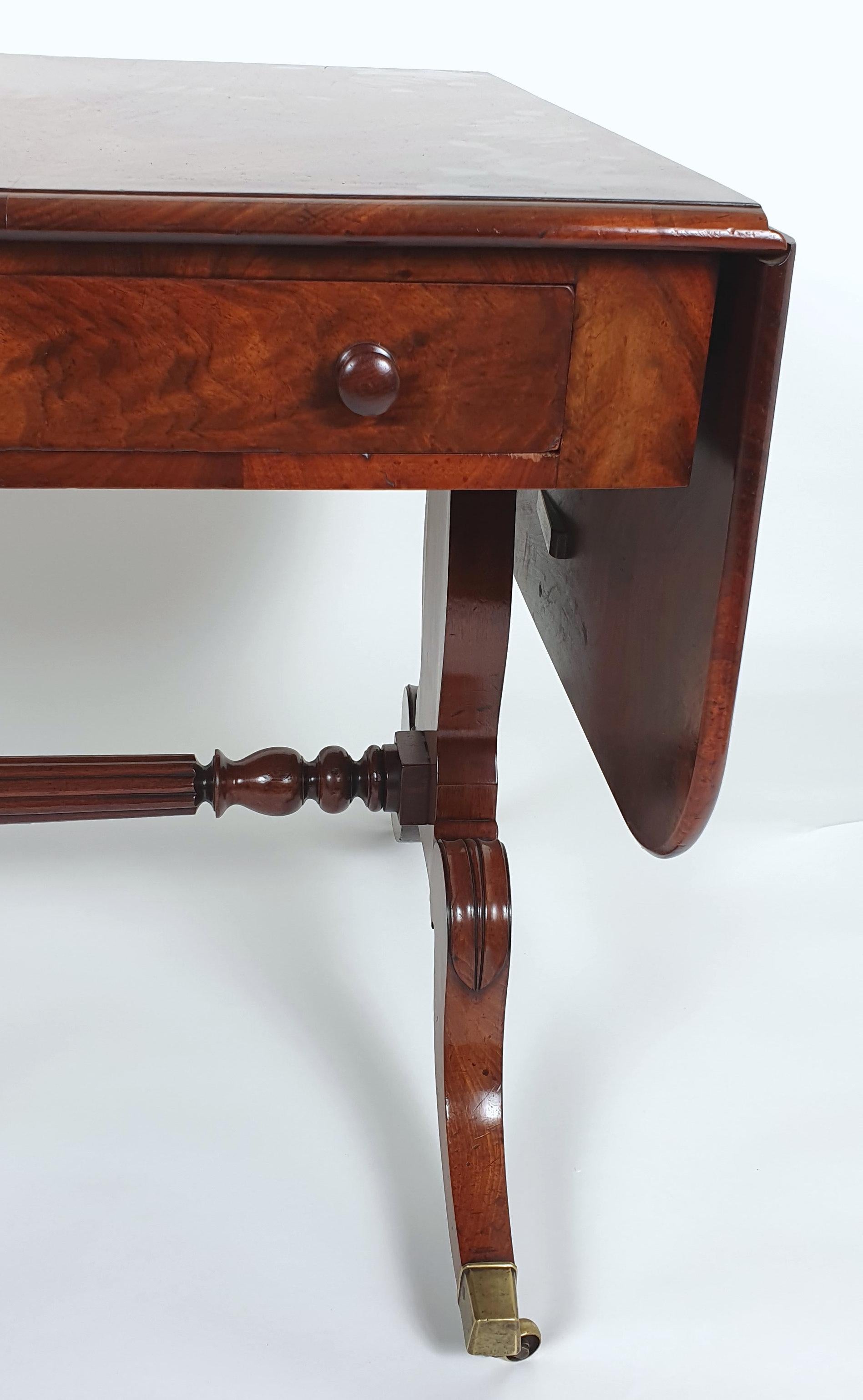 Regency Figured Solid Mahogany Sofa Table In Good Condition For Sale In London, west Sussex