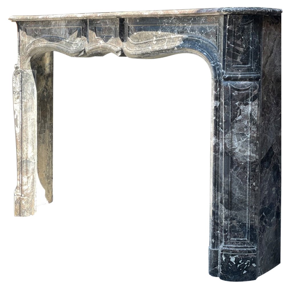 Louis XV-Stil Kamin in Carrara-Marmor, Skulptur von sehr guter Qualität, aber spät um 1980, Abmessungen der Feuerstelle 82 x 93 cm.