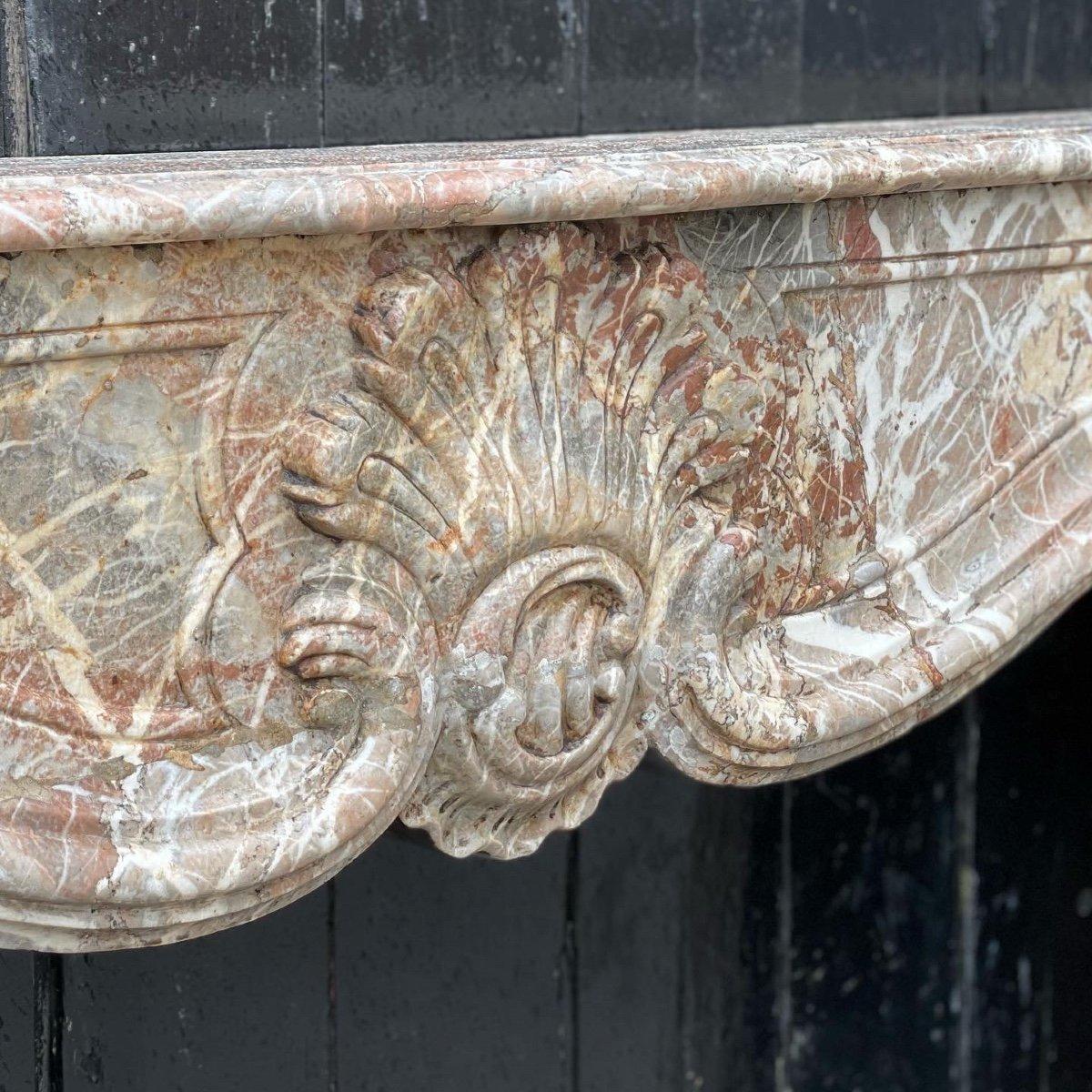 Regency-Kamin aus grauem Marmor aus den Ardennen

Restaurierter Türsturz 

Abmessungen der Feuerstelle: 93cm x 107cm