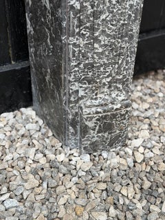 Cheminée Régence en marbre gris, Sainte-Anne, XVIIIe siècle