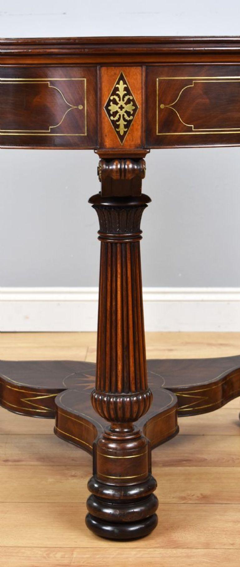 XIXe siècle Table à tambour Regency en acajou flammé incrusté de laiton en vente