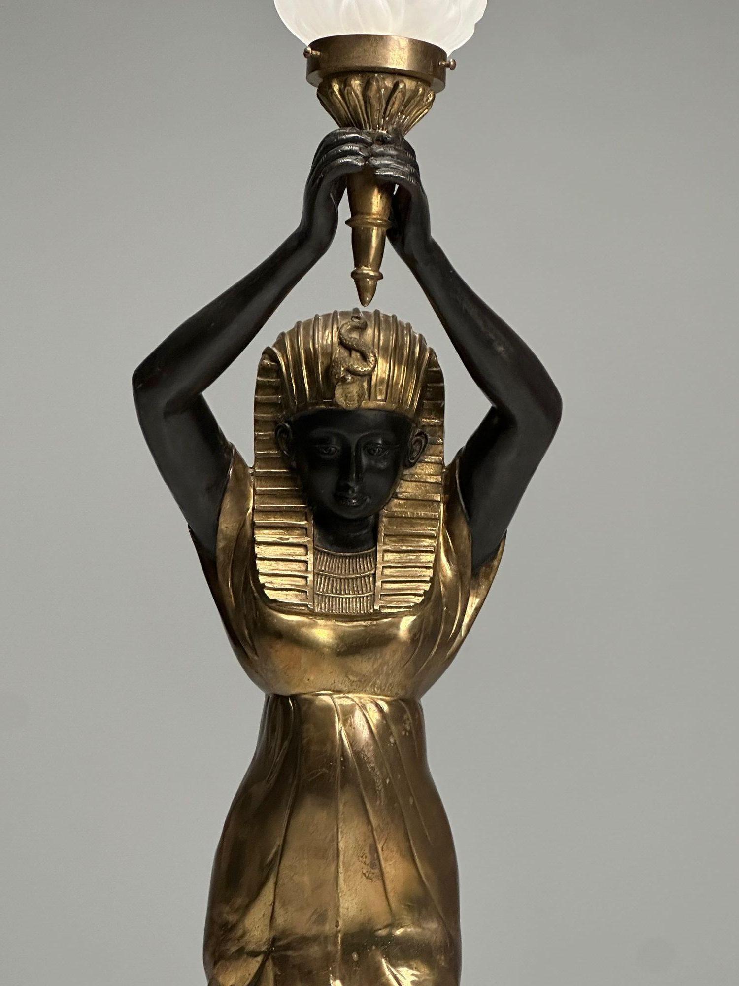 Regency-Stehleuchte, ägyptisches Motiv, vergoldetes Metall, Bronze, 1990er Jahre (amerikanisch) im Angebot