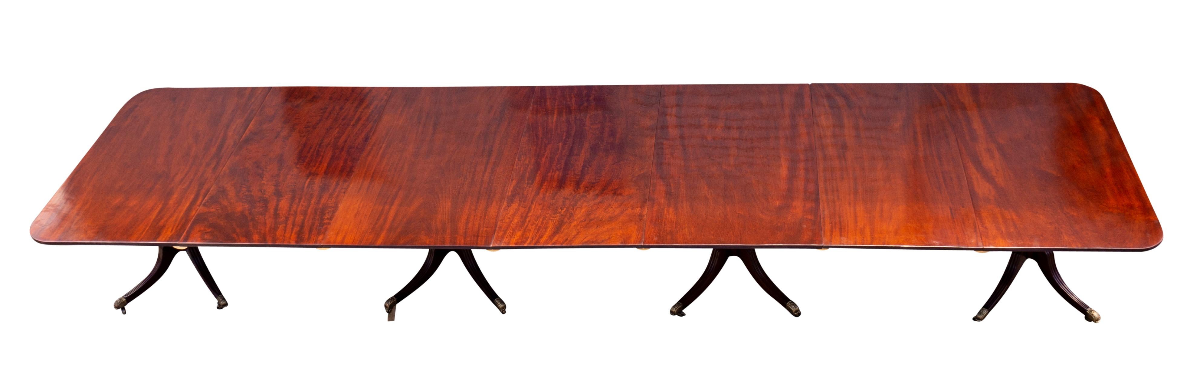 XIXe siècle Table de salle à manger Regency à quatre piédestaux en acajou en vente
