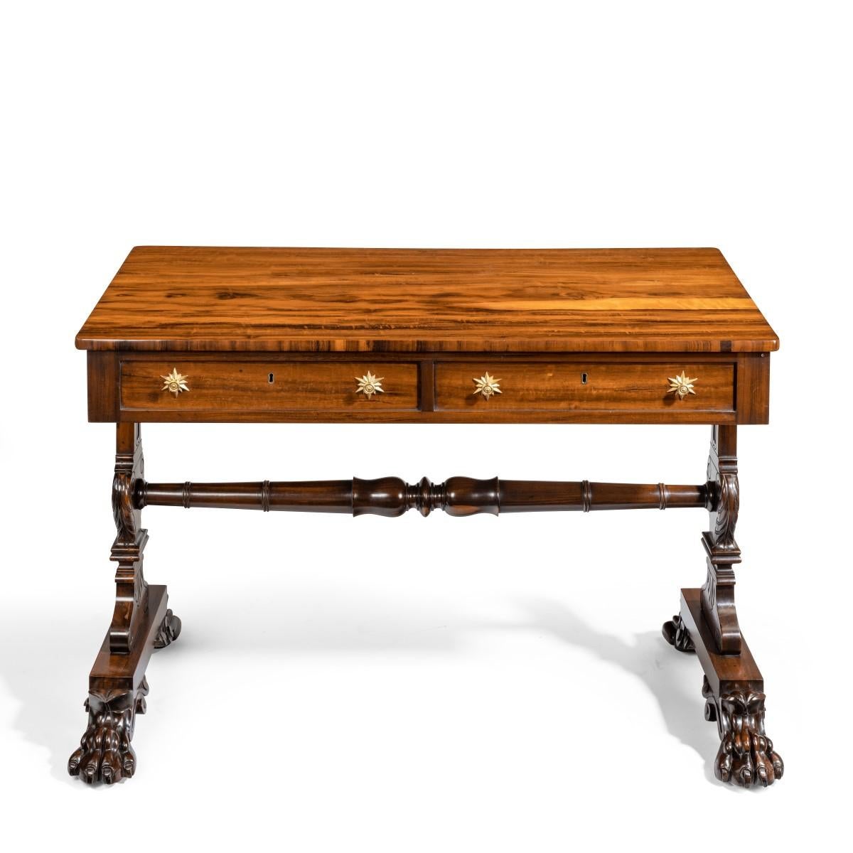 Regency Table d'écriture ou table de bibliothèque de style Régence sur pied Gonzalo Alves en vente