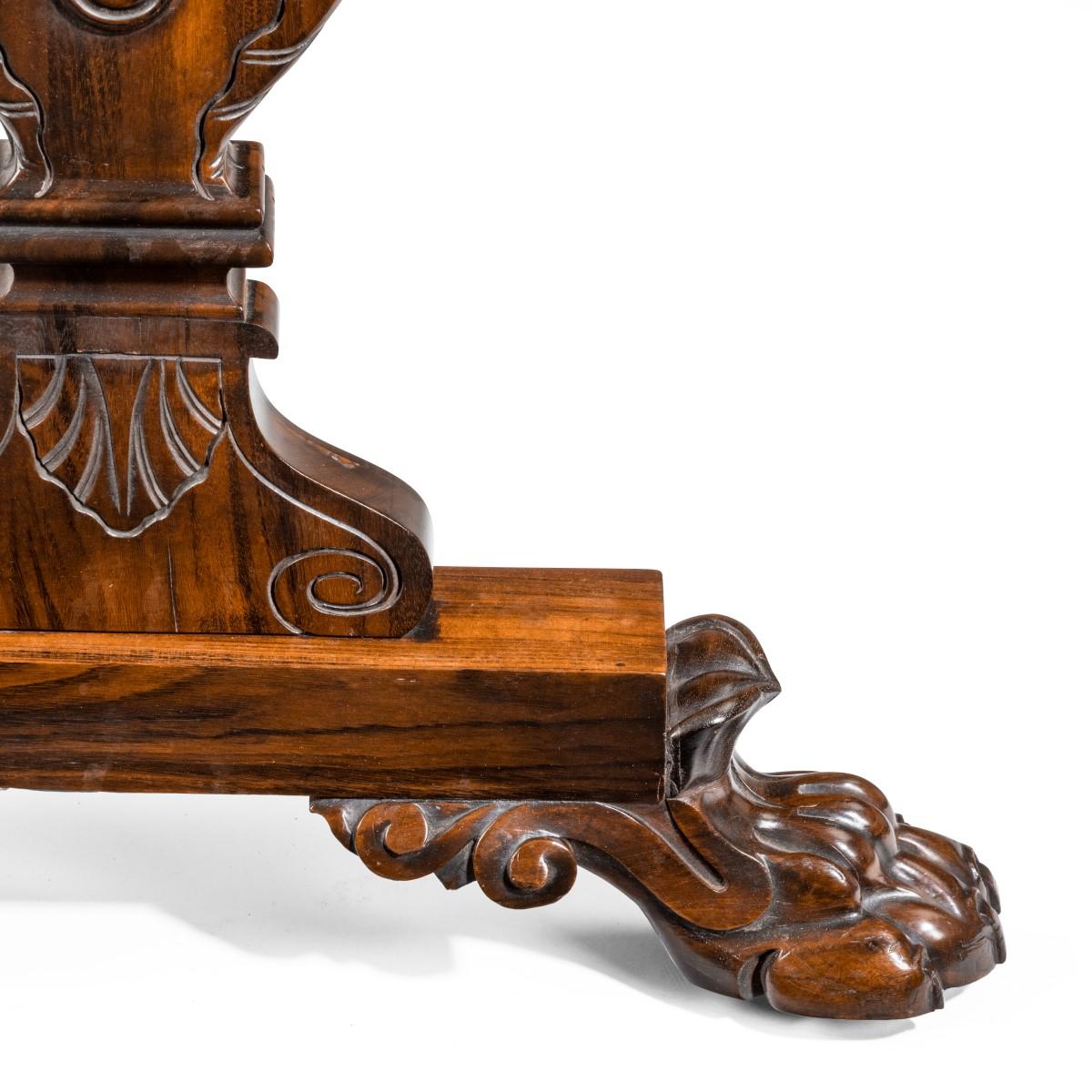 Début du XIXe siècle Table d'écriture ou table de bibliothèque de style Régence sur pied Gonzalo Alves en vente