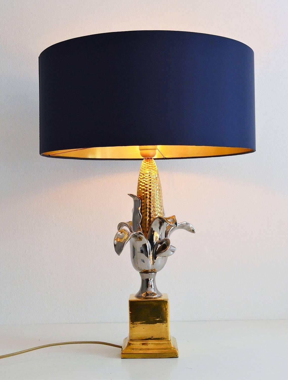 A beautiful table lamp made of ceramic and painted in shiny gold and silver.
Full Hollywood Regency style.
The lamp have been restored and adapted with new wire and bulb holder as well as with new lamp shade: outside royal blue, inside with gold