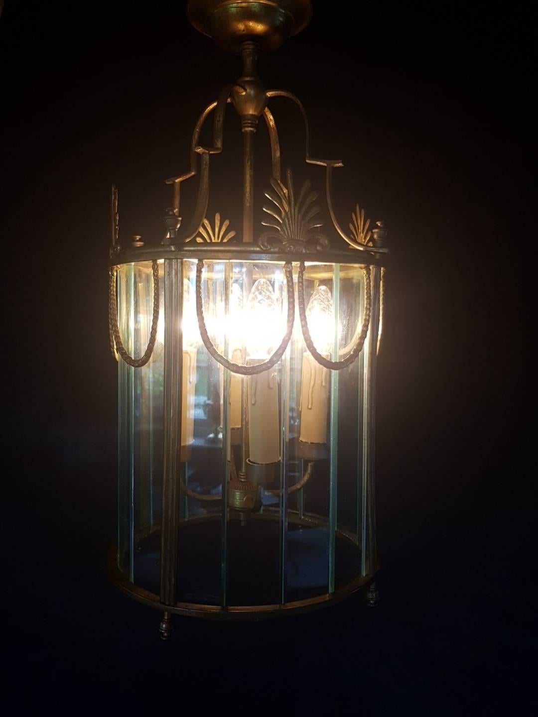The multiple glass panels diffuse the light. Acanthus leaves at the top and delicate wrapping around the sides. The lantern has four lights.

 