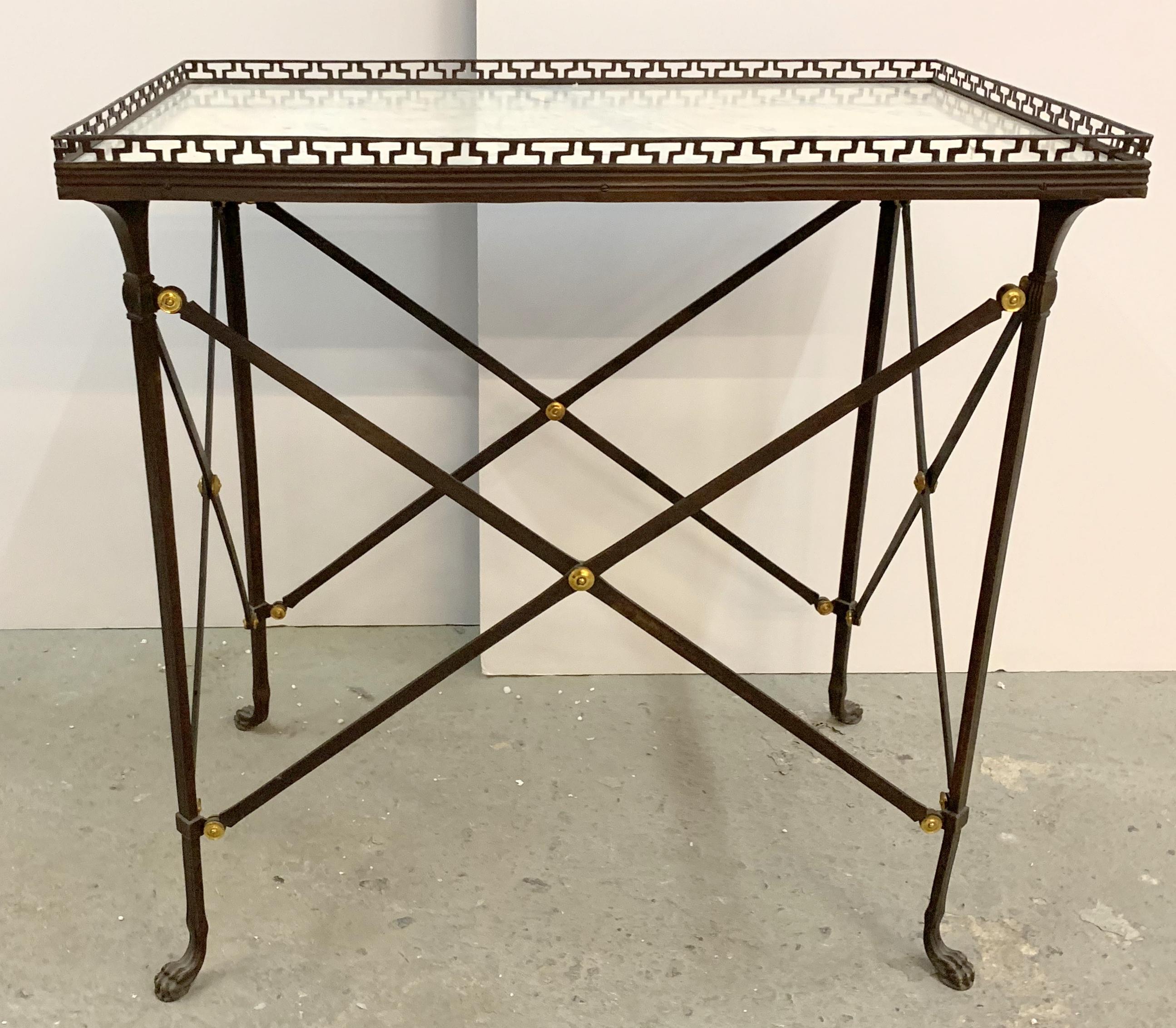 Néoclassique Table d'appoint Gueridon en bronze doré de style Régence avec plateau en marbre de la Galerie Pieds de Paw en vente