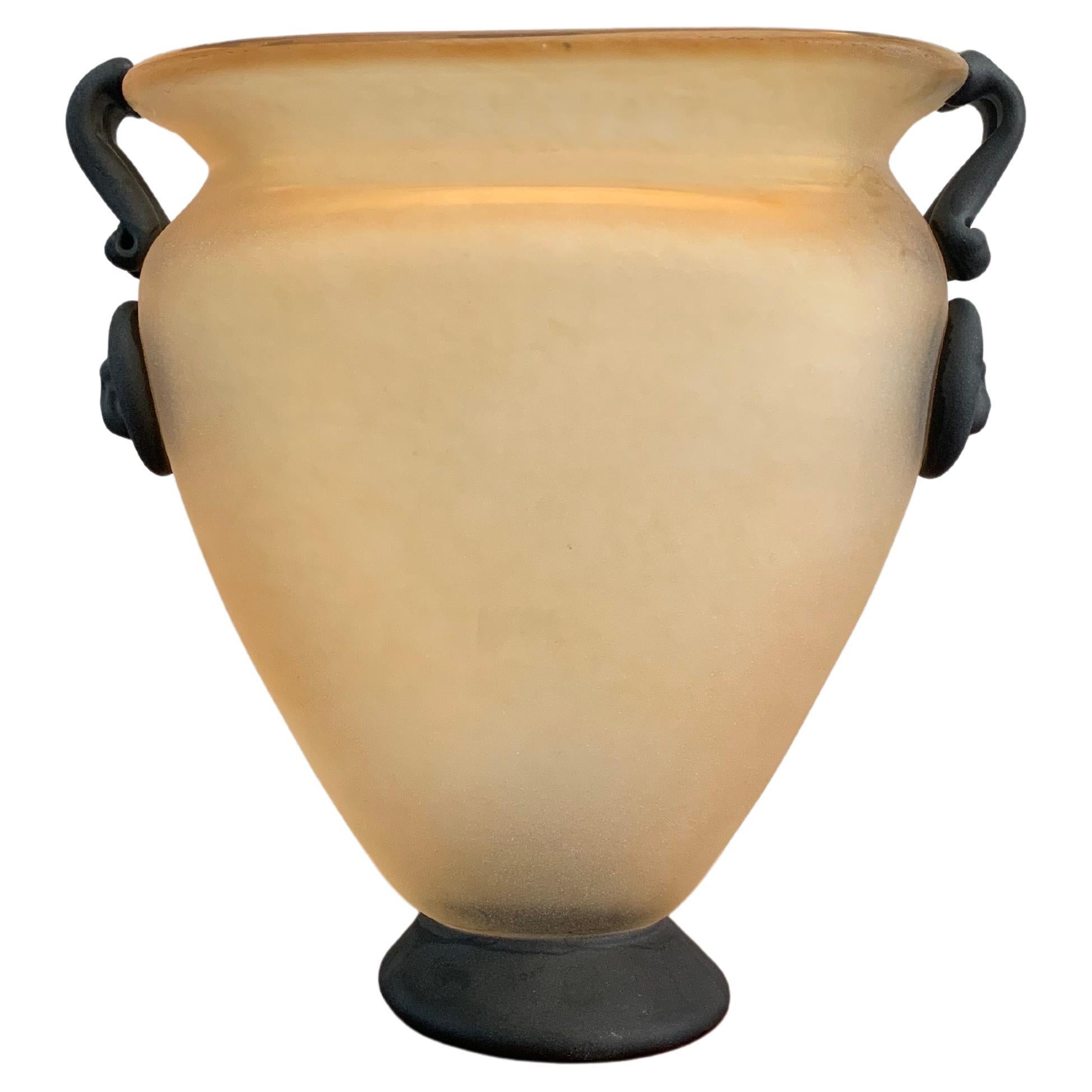 Regency Vase aus mattiertem Kunstglas