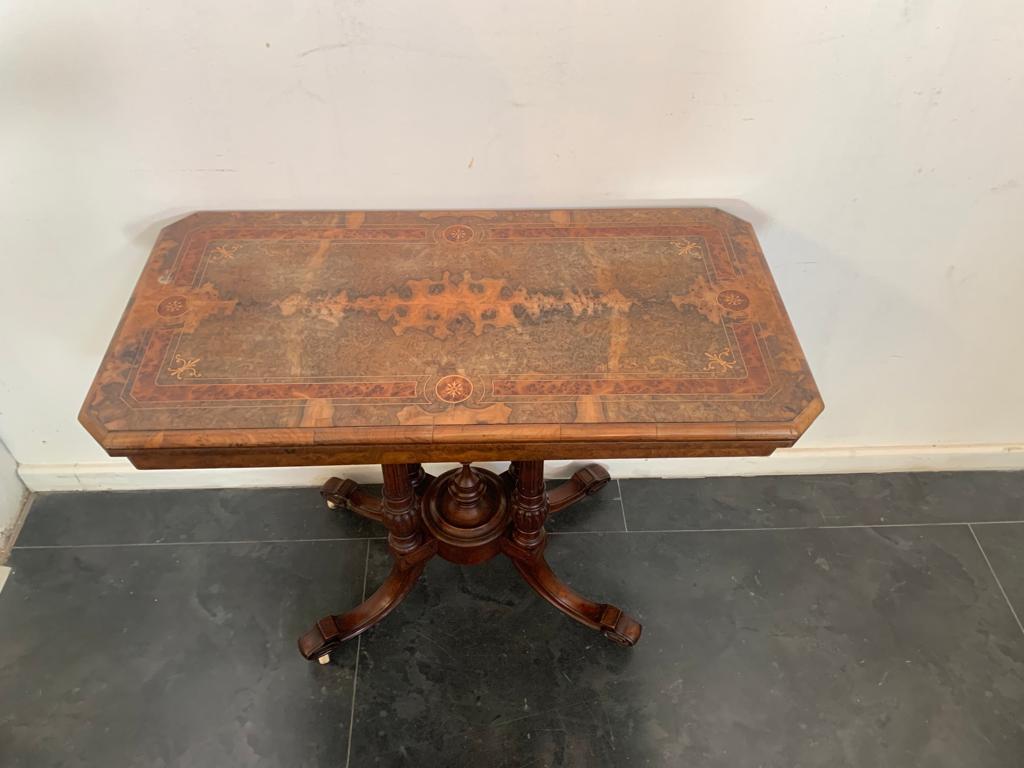 Regency gaming table, inlaid top on selected briarwood. Original condition including period crafted hardware and screws, ceramic wheels. The finely carved base is mahogany. England second half of the 19th century. All in excellent condition and