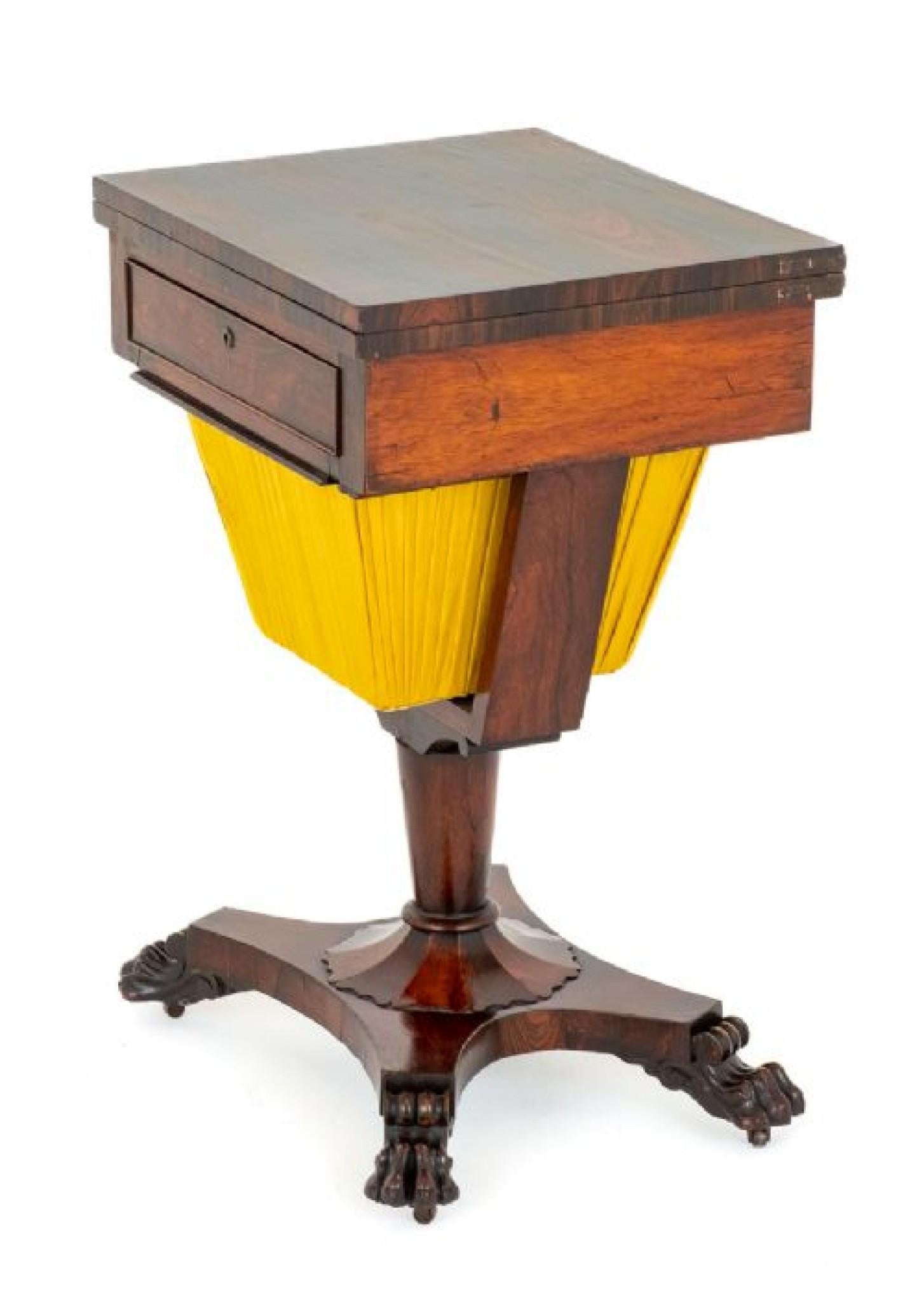 Regency-Näh-/Spieltisch.
Zeitraum Regentschaft
Dieser hübsche Tisch steht auf einer Plattform mit geschnitzten Löwentatzenfüßen.
Der Tisch ruht auf einer gedrechselten Säule mit einem geformten Sockel.
Der Nähkorb wurde kürzlich neu gefüttert.
Über