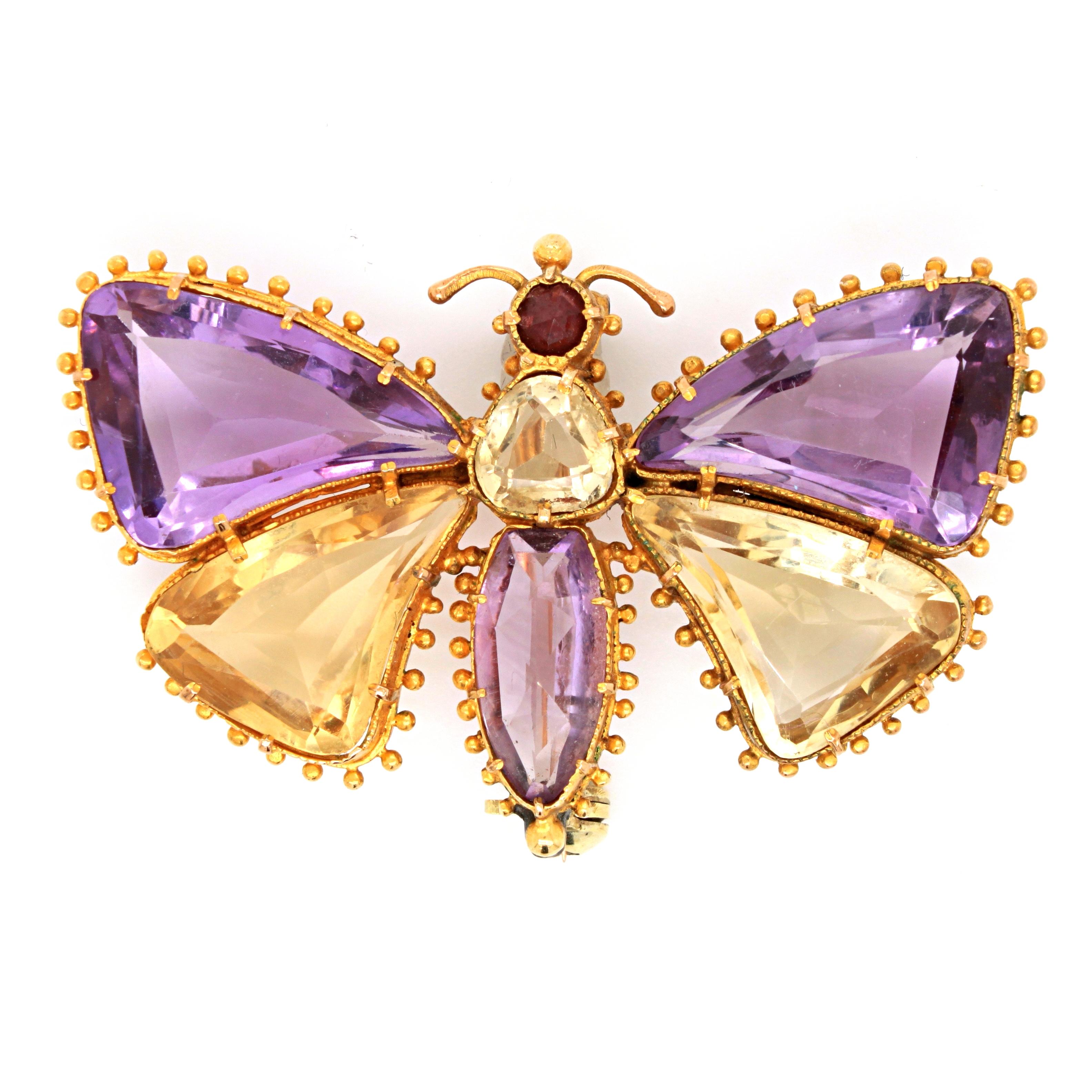 Broche Regency sertie de pierres précieuses, début du 19e siècle. Il est conçu comme un papillon - le corps et les ailes sont sertis d'améthyste et de citrine et la tête du papillon est sertie d'un grenat taillé en rose. La broche est en or jaune 18