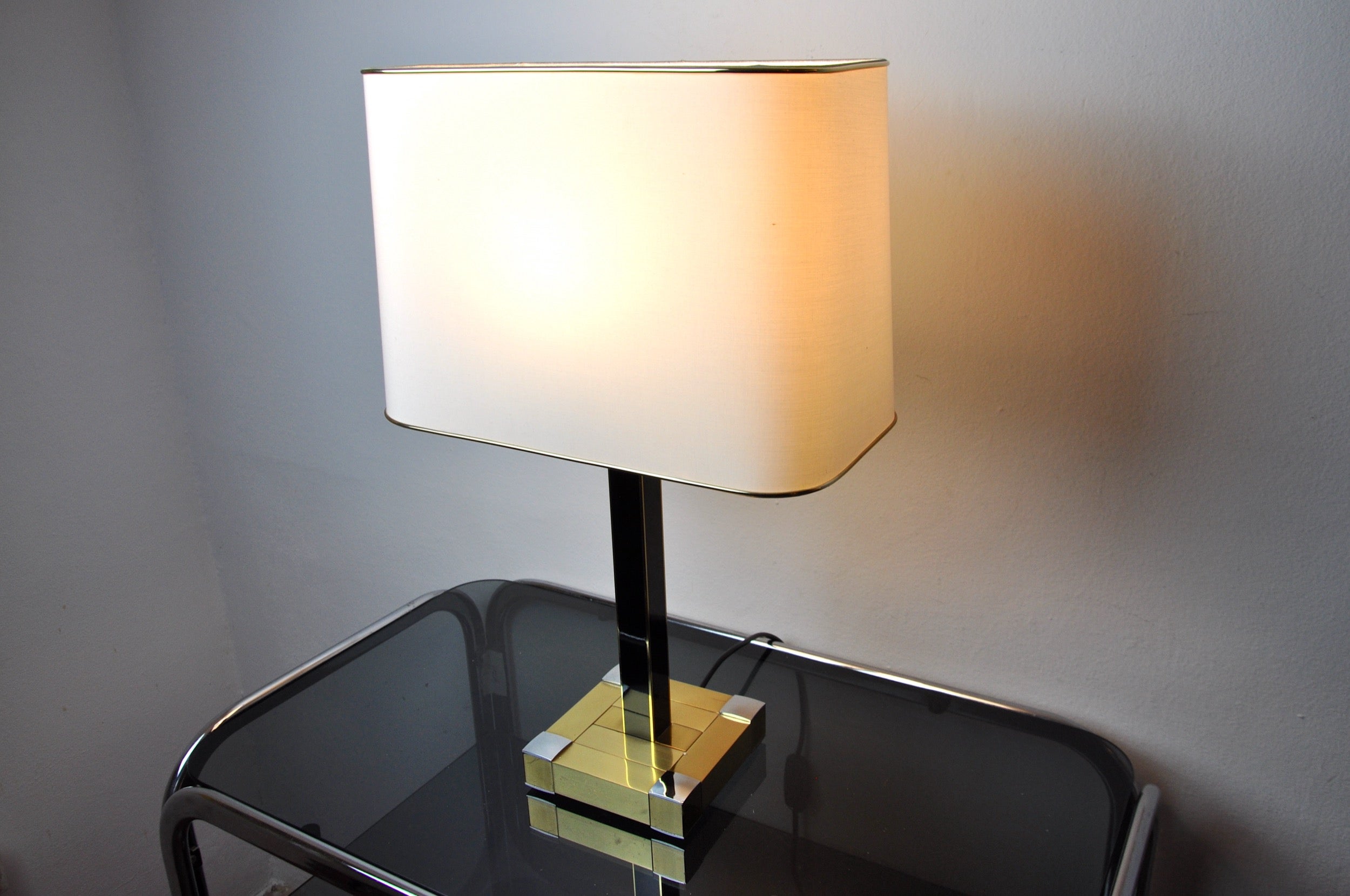 Very beautiful and rare cubic lamp bd lumica whose design is attributed to willy rizzo, produced in italy in the 1970s.

Unique lamp by its structure.

Design object that will illuminate your interior perfectly.

Electricity verified. We adapt