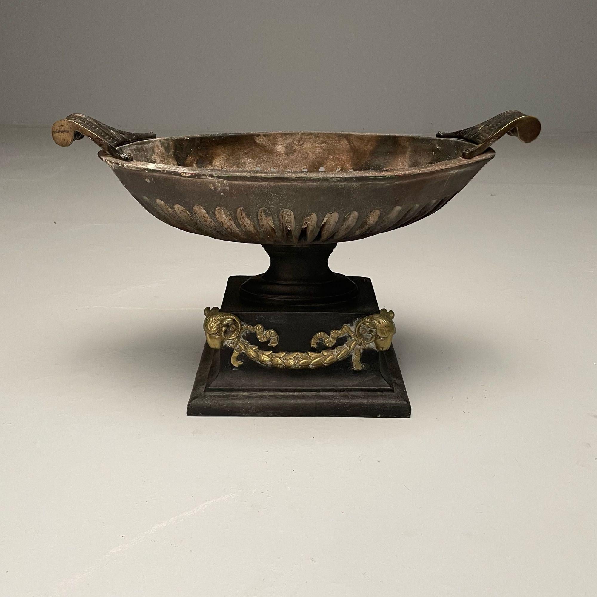 Fioriera con griglia a urna di grandi dimensioni in stile Reggenza, George III, ghisa, ottone, fioriera da esterno o da interno, Inghilterra, 20° C.

Grande fioriera in ghisa e ottone in stile Regency. Questo esemplare è stato probabilmente prodotto