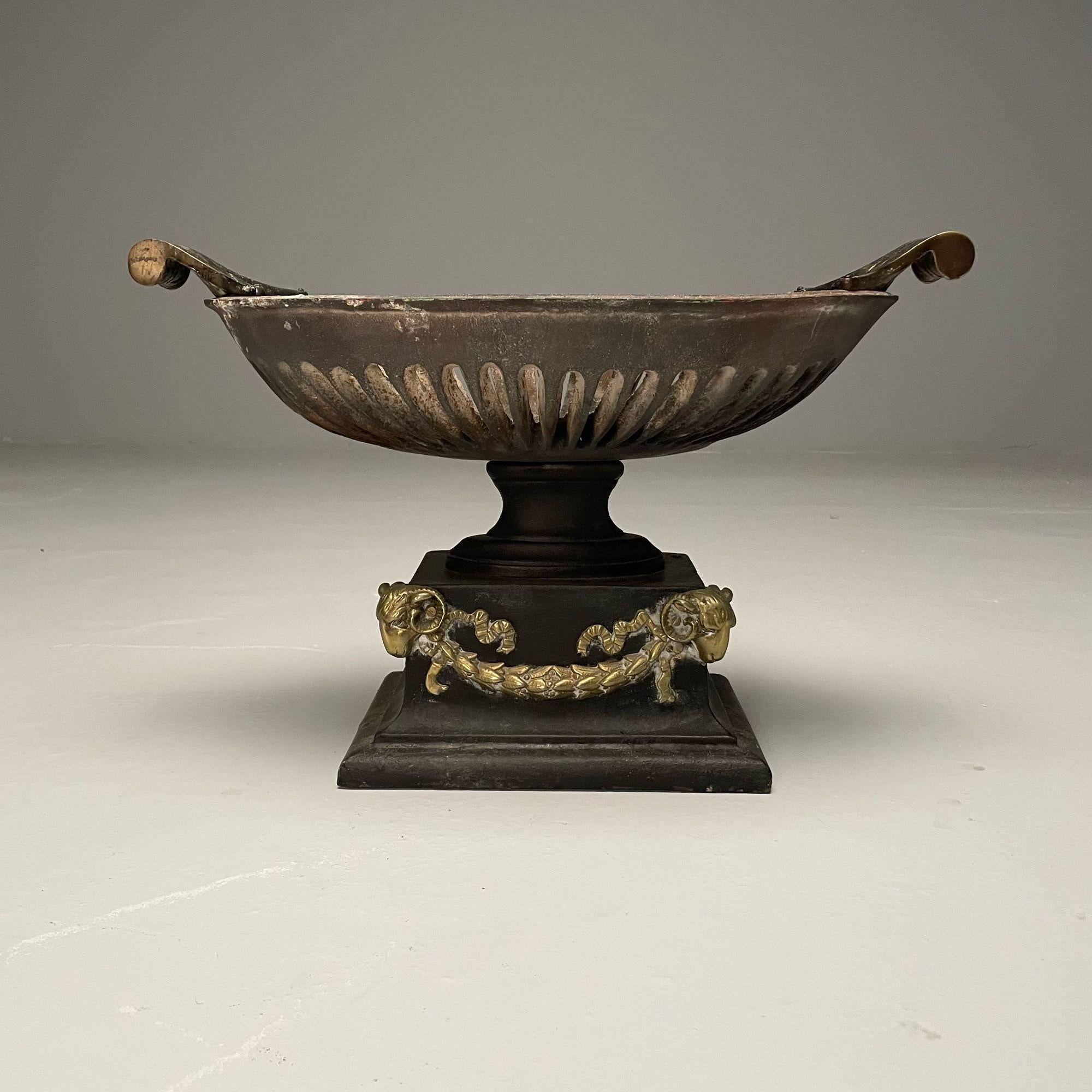 Metà XX secolo Fioriera a urna di grandi dimensioni in stile Regency, George III, ghisa, ottone, Inghilterra, 20° sec. in vendita