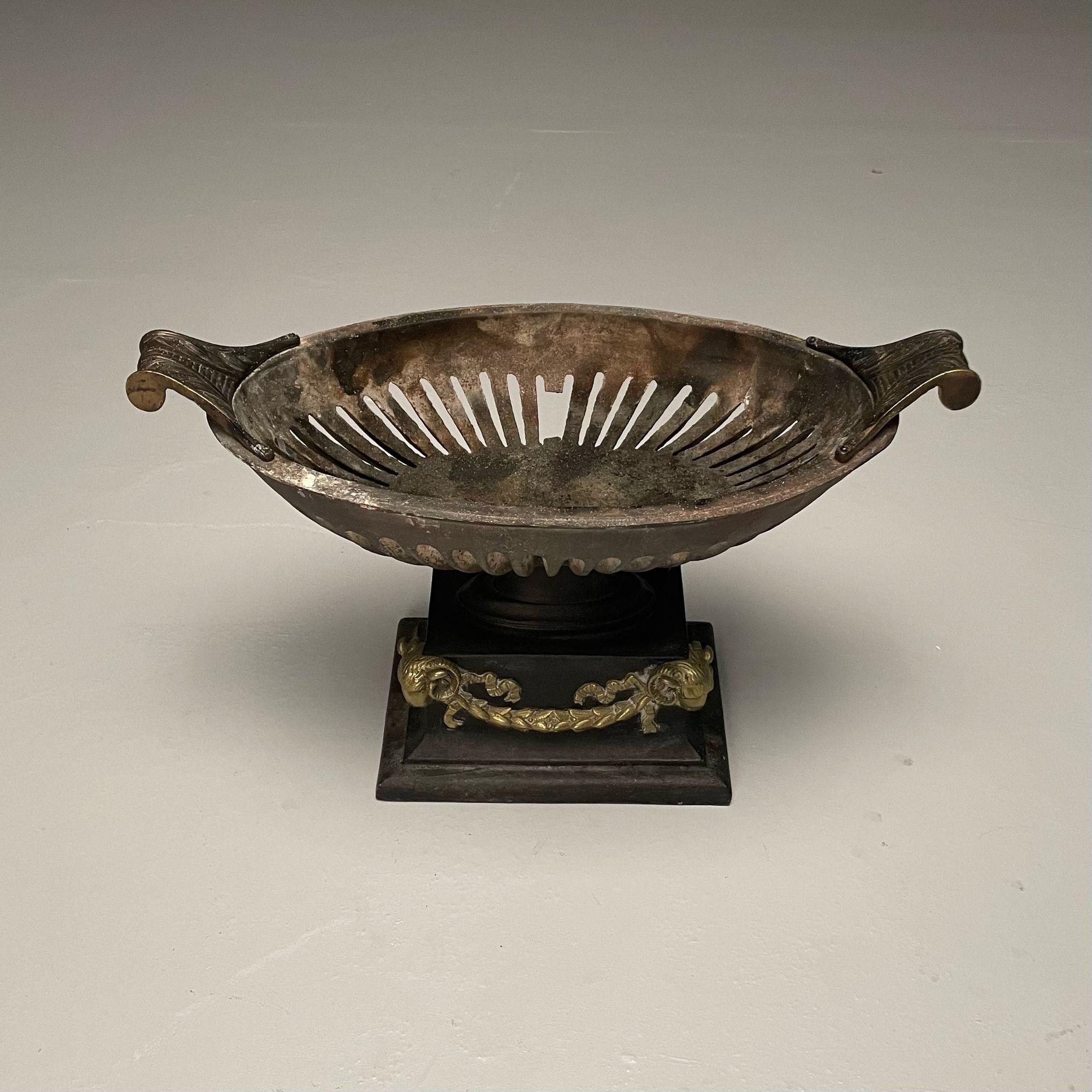 Metallo Fioriera a urna di grandi dimensioni in stile Regency, George III, ghisa, ottone, Inghilterra, 20° sec. in vendita