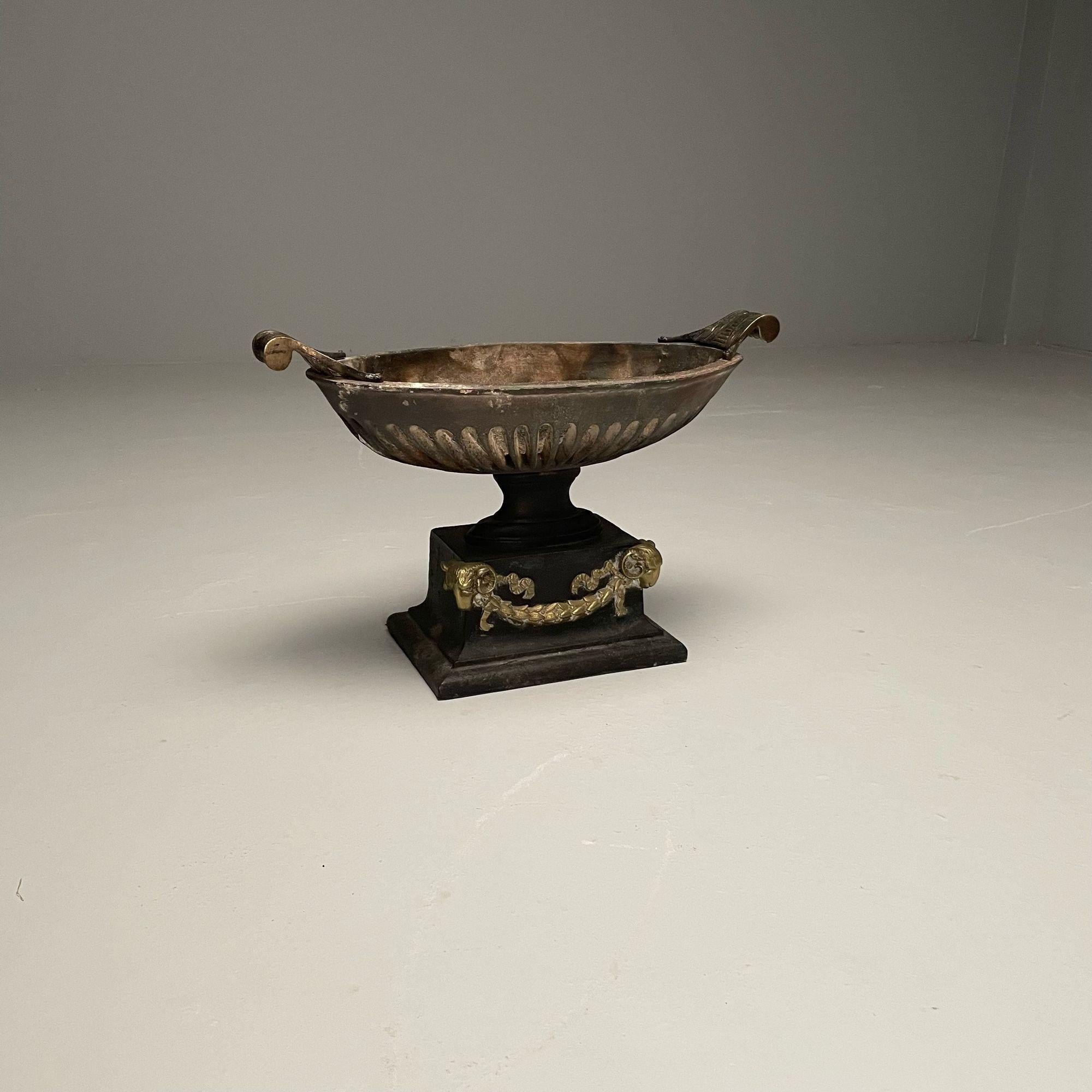 Fioriera a urna di grandi dimensioni in stile Regency, George III, ghisa, ottone, Inghilterra, 20° sec. in vendita 1