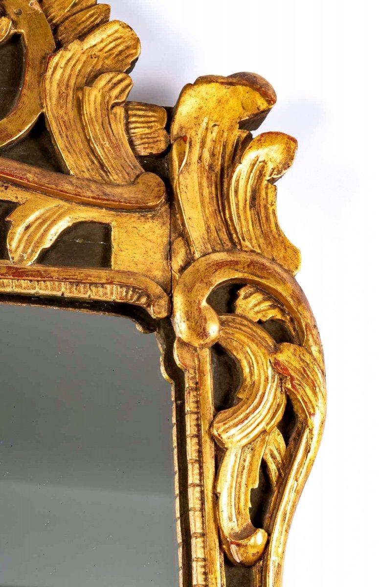 Magnificent Regency gilded wood mirror, violin shape, with shell and scroll decorations.
It has two small curved legs, its mercury mirror, its gilding and its parquet floor are original.

Period : 18th century
Dimensions : height : 120cm x width