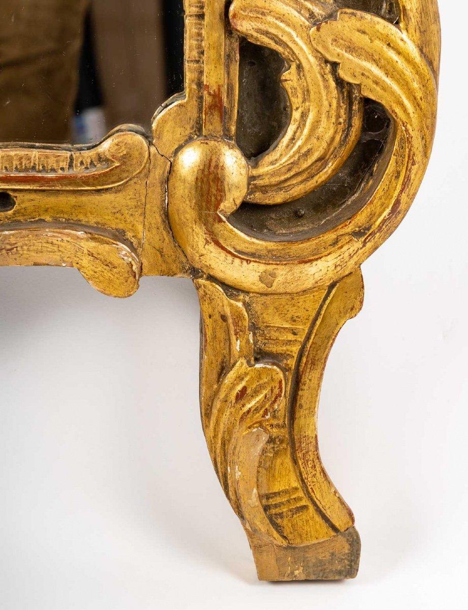 Regency Gilded Wood Mirror, Violin Shape-Shells and Scrolls, Period 18th Century In Good Condition For Sale In CRÉTEIL, FR