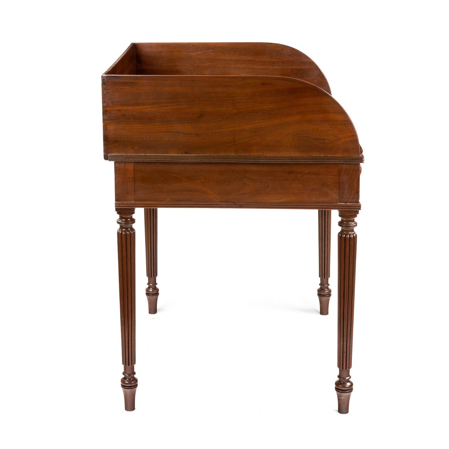 19th Century Regency Gillows wash stand / writing table in Mahogany