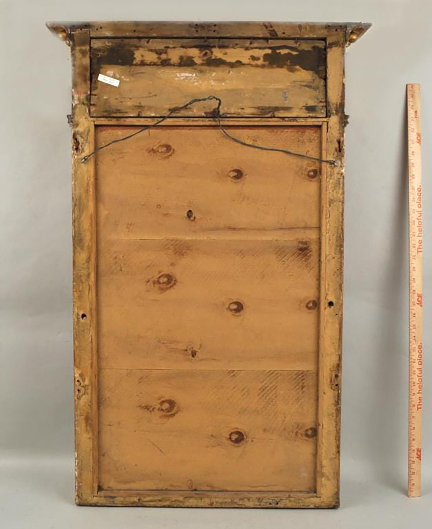 Specchio dorato Regency del XIX secolo con tema neoclassico.  Bellissima corona su una fila ordinata di sfere dorate.  Sotto di essa si trovano pannelli ornati e intagliati che affiancano una figura classica.  Lungo i lati ci sono colonne trilobate