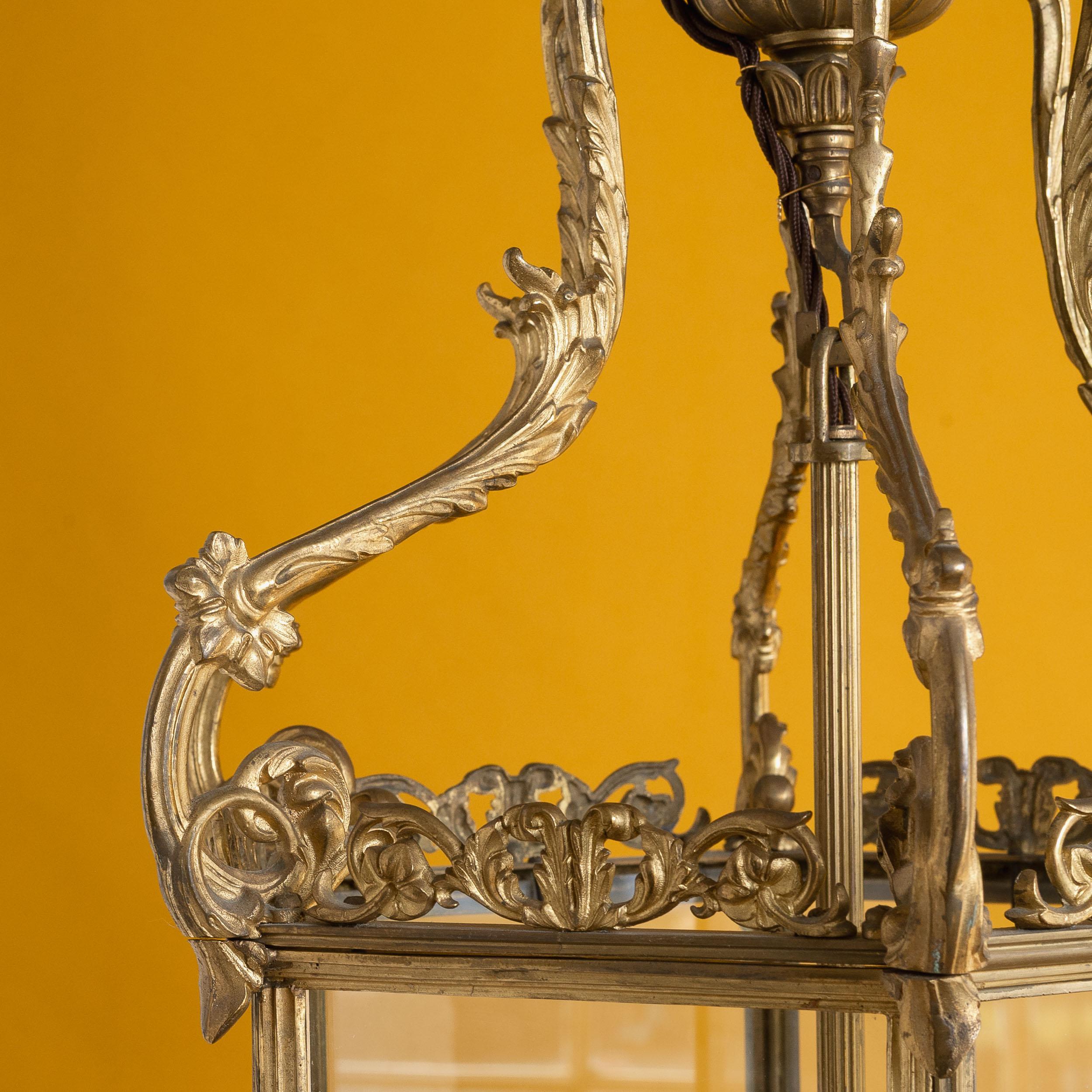 Eine vergoldete Regency-Messing-Hallenlaterne, die Krone, die Halterungen und der Fries sind kunstvoll mit Blattranken verziert, die sechsfache Beleuchtungseinrichtung hängt im verglasten Gehäuse. Die Qualität der Besetzung ist durchweg fantastisch.