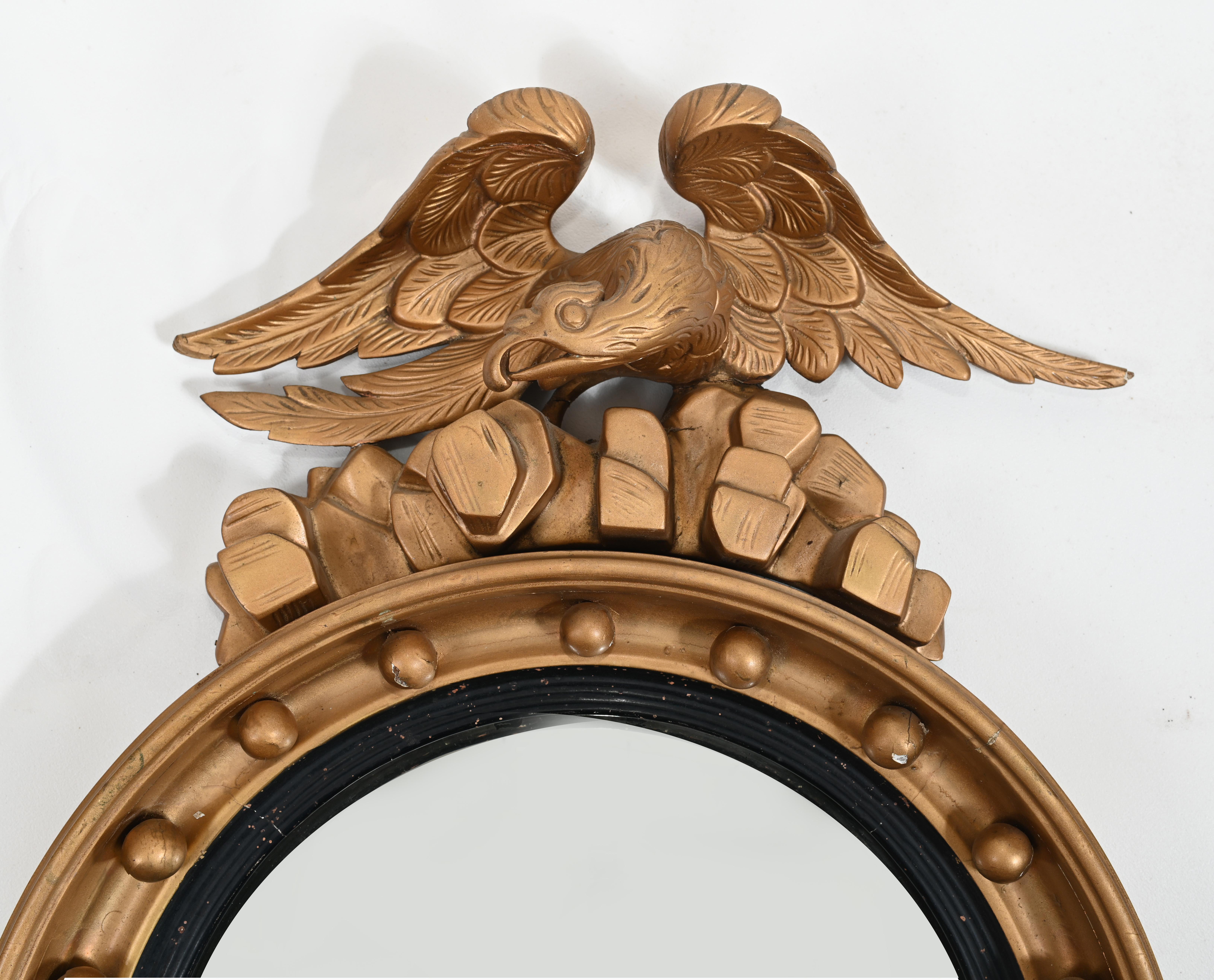 Bois doré Regency Gilt Convex Mirror Eagle en vente