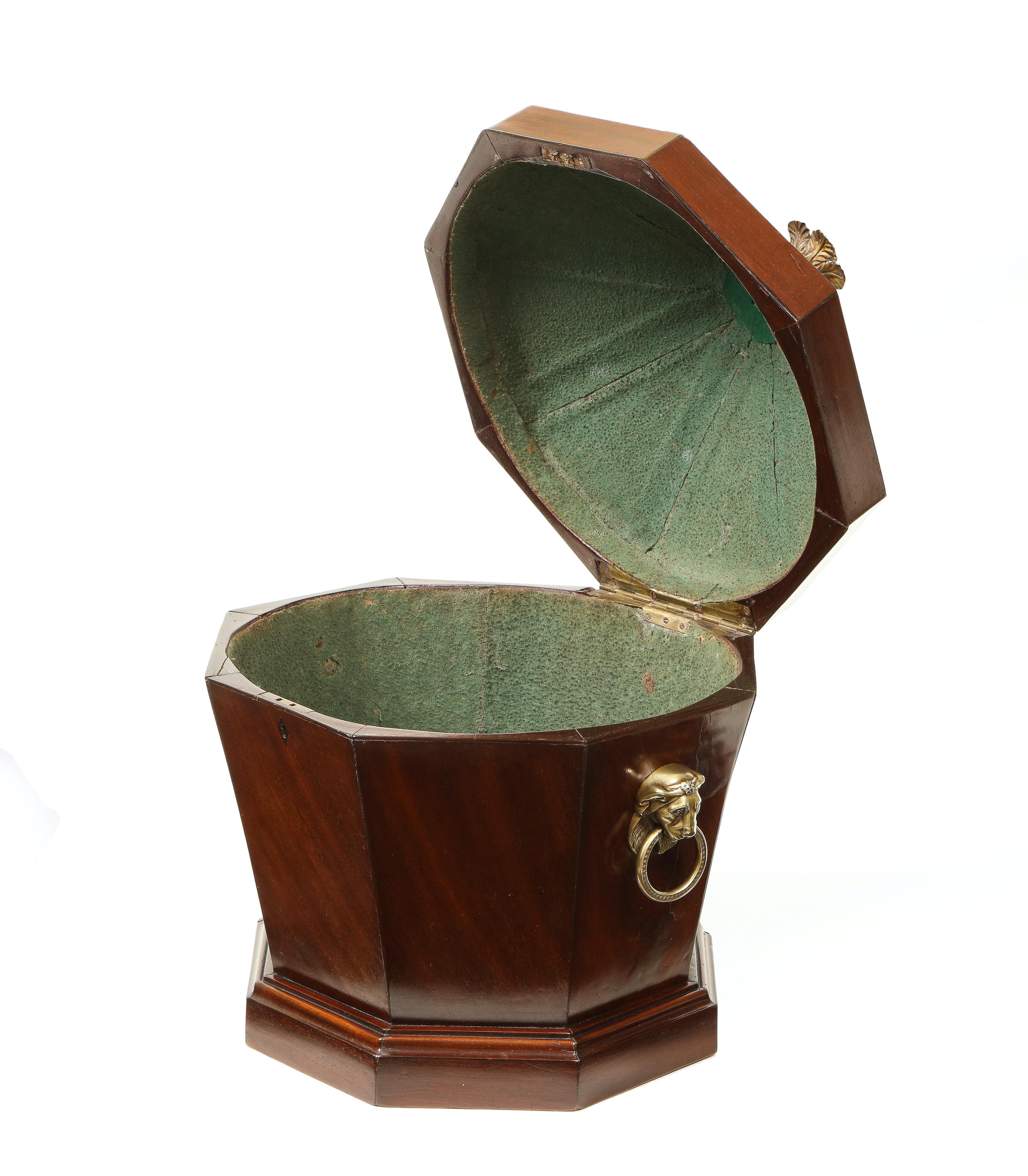 Regency Gilt Metal-Mounted Mahogany Cellaret In Good Condition For Sale In New York, NY
