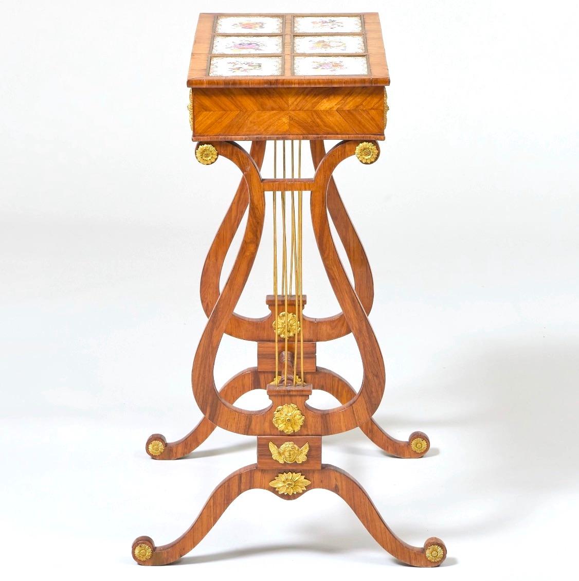Verleihen Sie Ihrem Zuhause einen Hauch von zeitloser Eleganz mit diesem exquisiten antiken französischen Regency-Beistelltisch aus vergoldetem Tulpenholz, einem meisterhaften Beispiel französischer Handwerkskunst aus dem 19. Mit handgemalten,