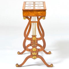 Table de travail Regency en tulipier et porcelaine incrustée montée sur métal doré