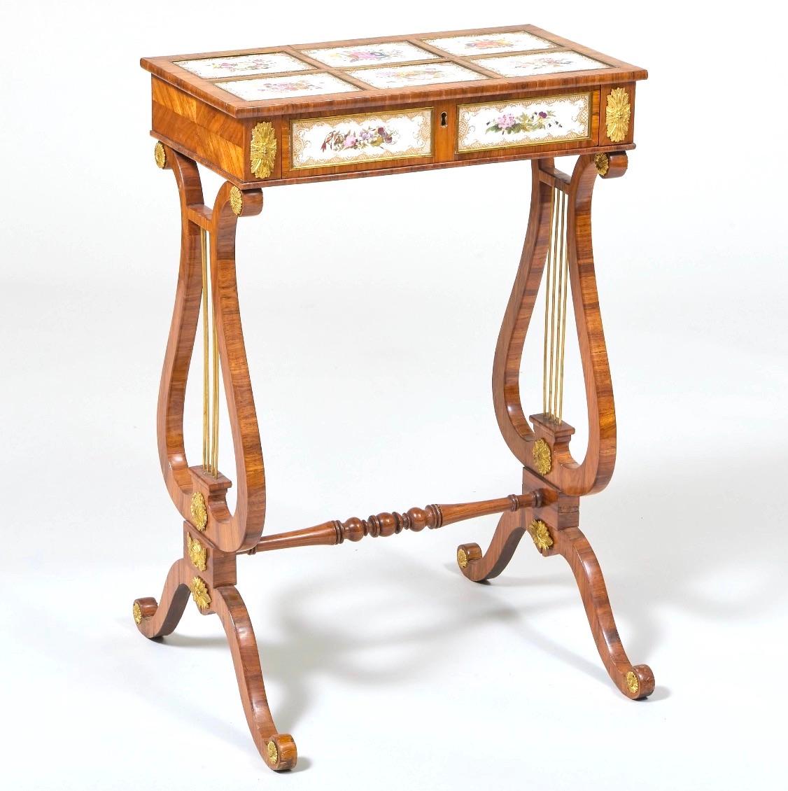 Regency-Arbeitstisch aus vergoldetem Tulpenholz und eingelegtem Porzellan mit Metallbeschlägen (Französisch) im Angebot