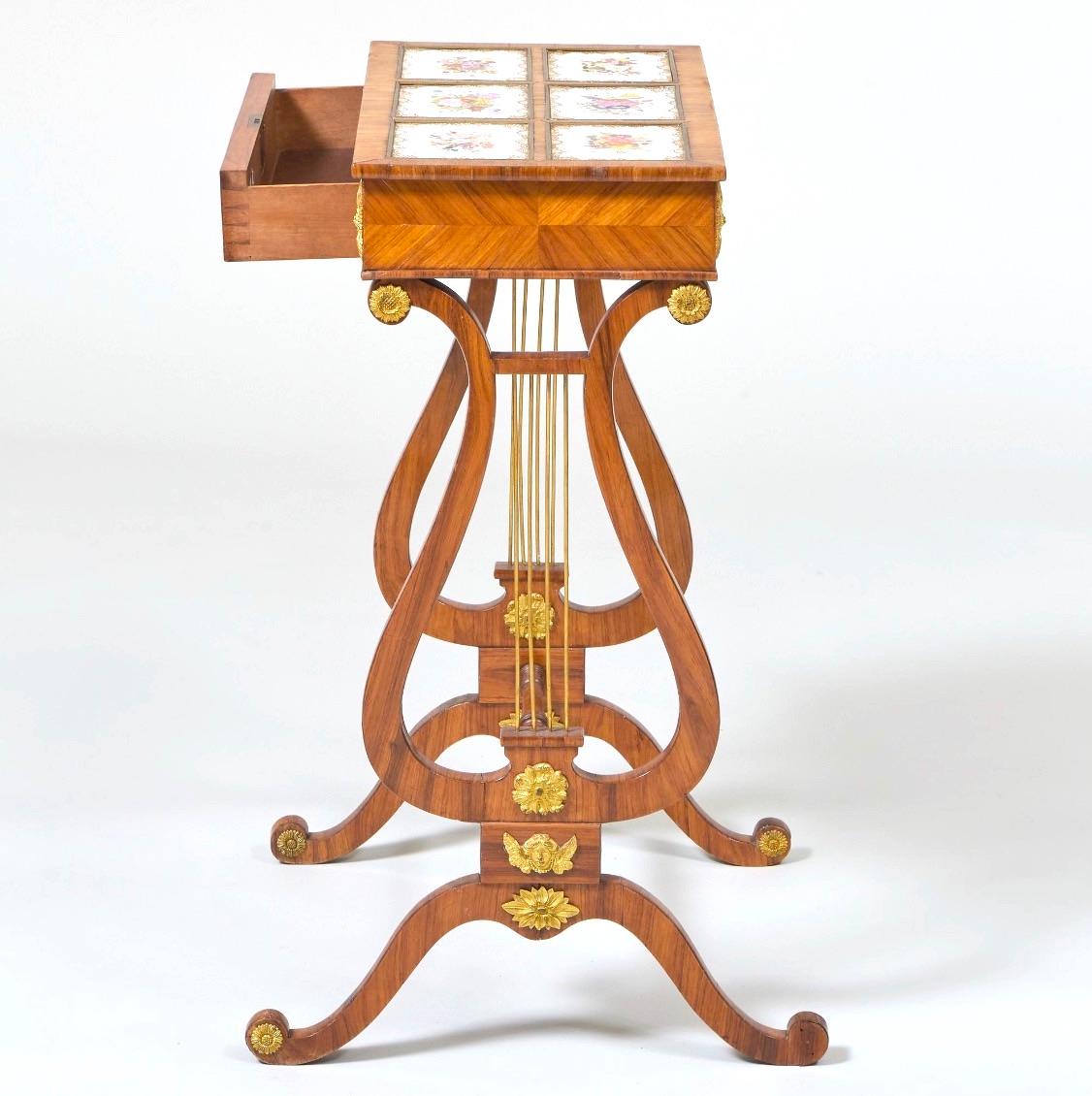 Regency-Arbeitstisch aus vergoldetem Tulpenholz und eingelegtem Porzellan mit Metallbeschlägen (Handgeschnitzt) im Angebot