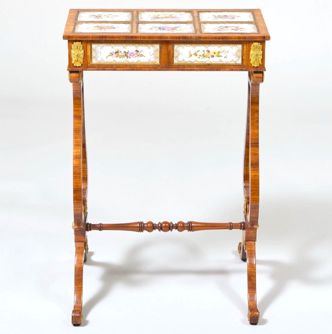 Regency-Arbeitstisch aus vergoldetem Tulpenholz und eingelegtem Porzellan mit Metallbeschlägen (Mittleres 19. Jahrhundert) im Angebot
