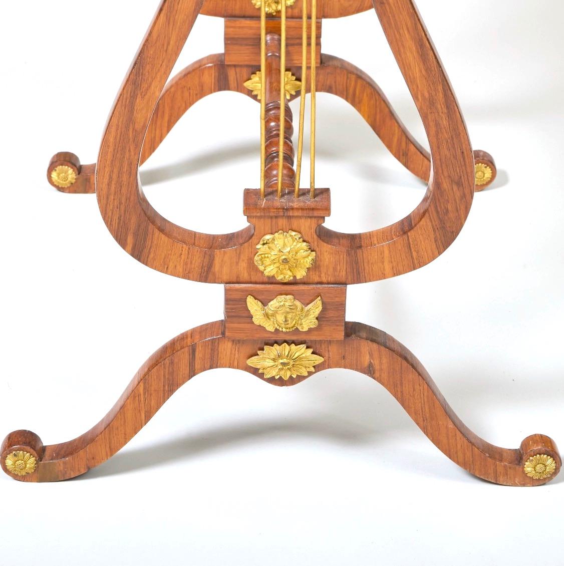 Regency-Arbeitstisch aus vergoldetem Tulpenholz und eingelegtem Porzellan mit Metallbeschlägen (Messing) im Angebot