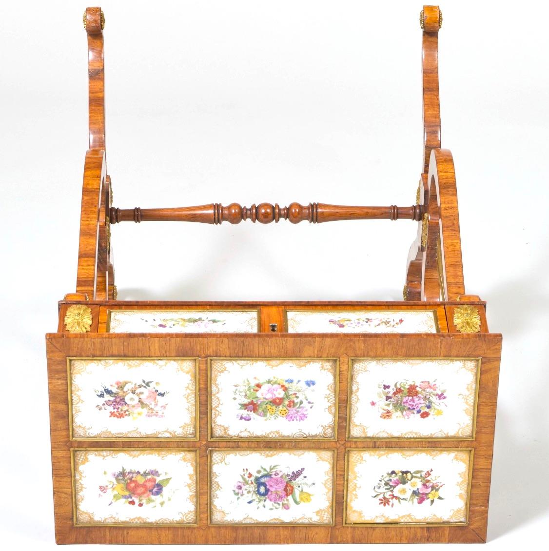 Regency-Arbeitstisch aus vergoldetem Tulpenholz und eingelegtem Porzellan mit Metallbeschlägen im Angebot 2