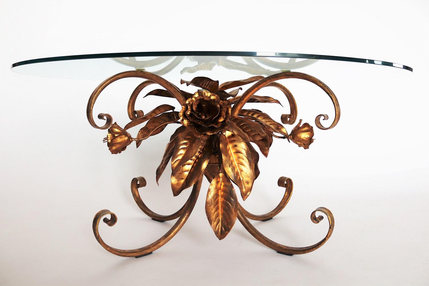 Beautiful coffee table made of solid gilt palm leaves and flowers in the Hollywood Regency style.
With oval glass top in excellent condition.
Made from German designer and manufacturer Hans Kögl in the 1960s-beginning of the 1970s.
These table