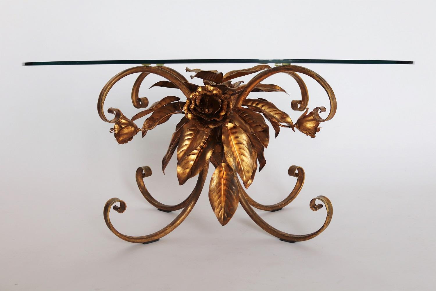 Palm Leaves and Flower Coffee Table in Gilt Metal by Hans Kögl, 1970s In Good Condition For Sale In Morazzone, Varese