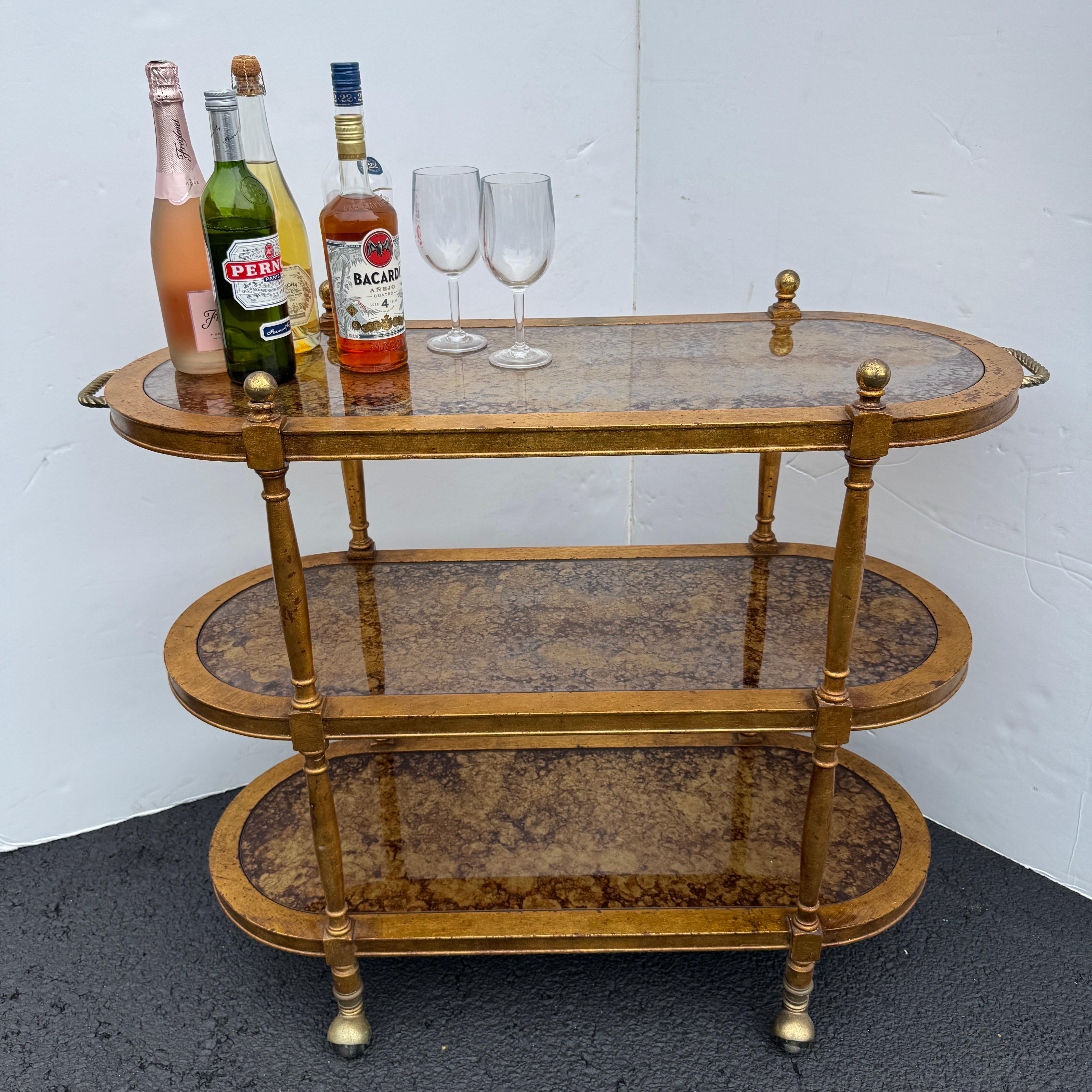 Unglaublicher Hollywood Regency Barwagen auf Rädern mit Messinggriffen und Rollen. Dieser Rollwagen ist komplett mit schildpattvergoldetem Glas ausgestattet. Eine wunderbare Ergänzung für jede Hausbar und ein perfektes Stück für die Bewirtung von