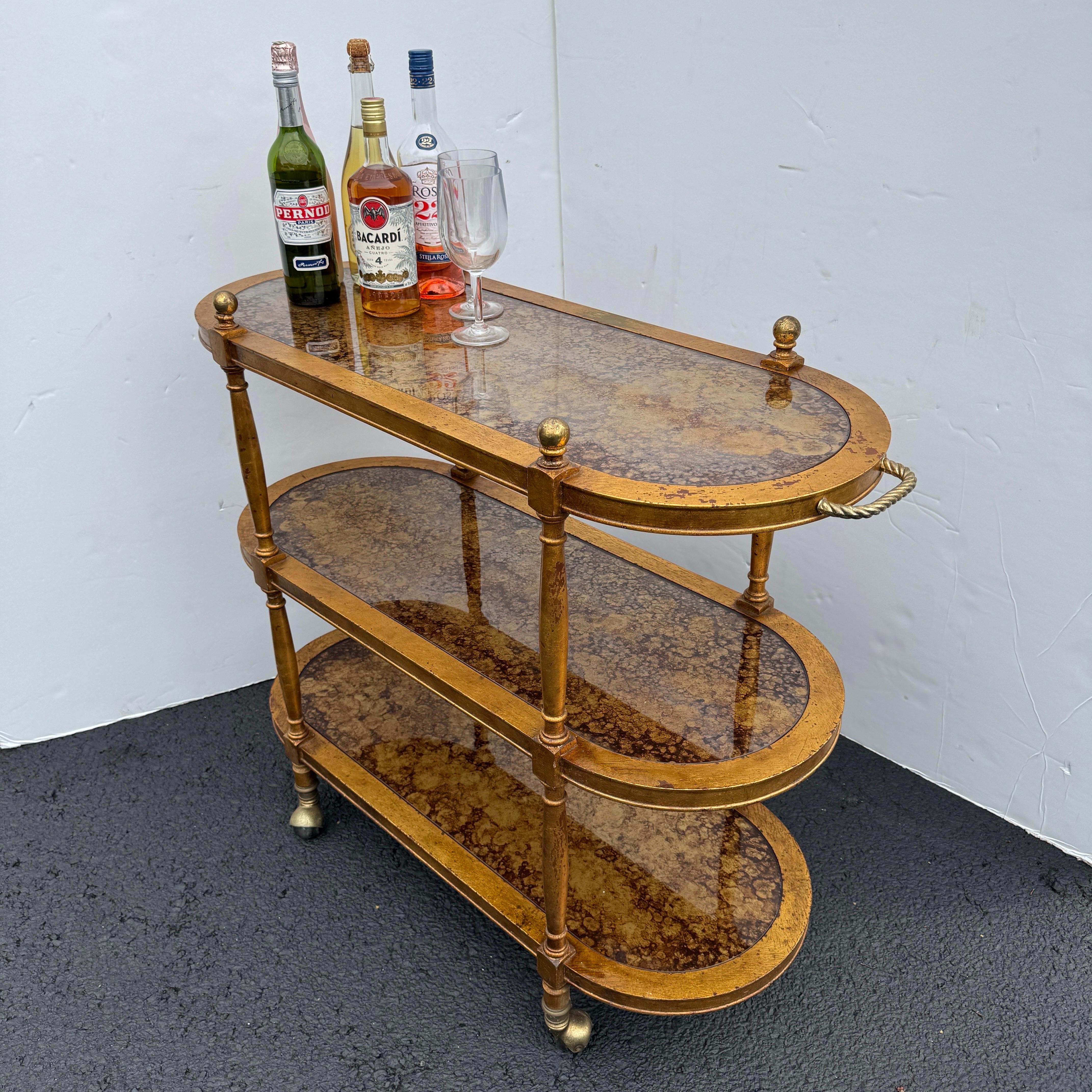 Regency Vergoldetes Holz 3-stöckiger Barwagen, circa 1960er Jahre (Hollywood Regency) im Angebot