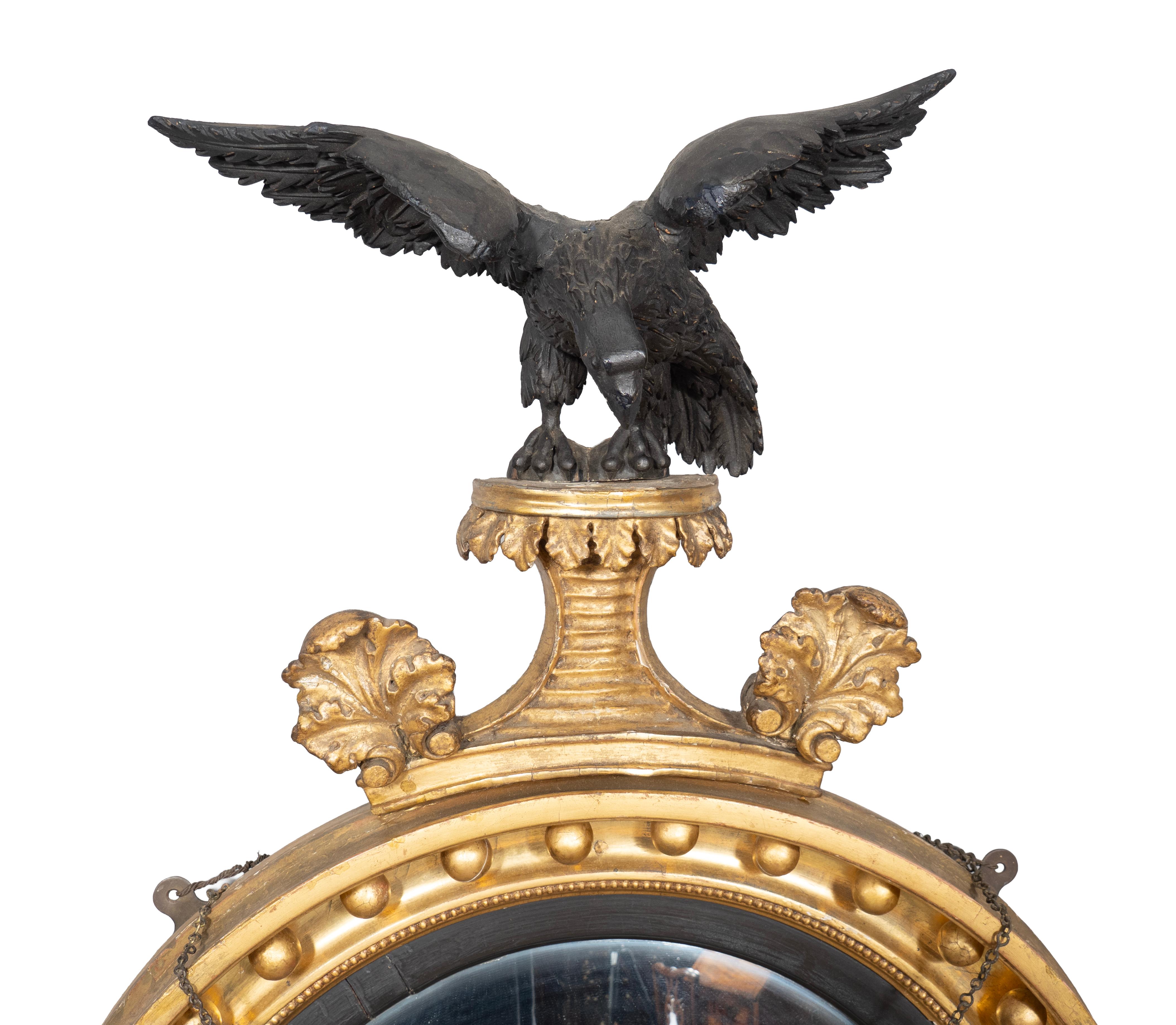 Forma clásica con dorado al agua original que presenta una magnífica pátina, procedente de la colección Hilfiger. Placa circular convexa con anillo interior ebonizado y marco exterior dorado con esférulas. Montado con un águila ebonizada con bola y