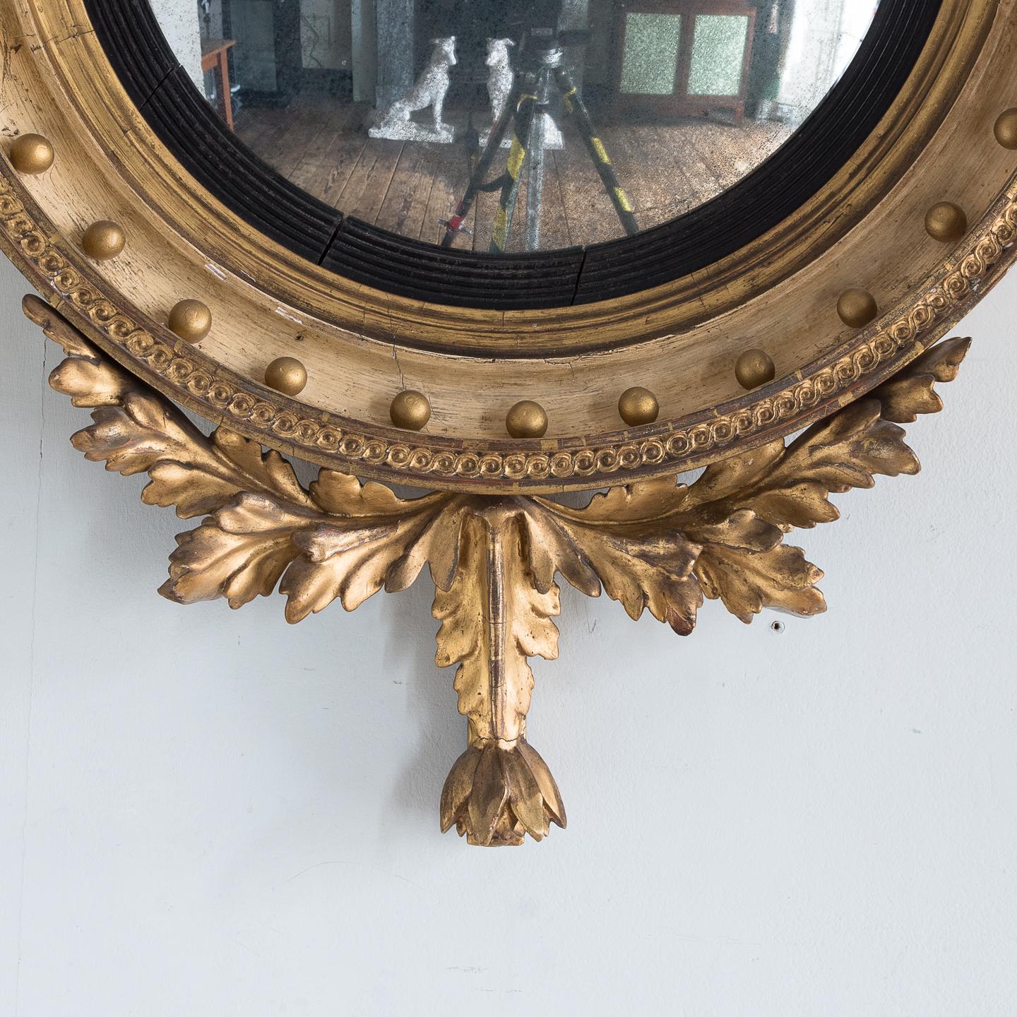 Européen Miroir convexe Regency en bois doré en vente