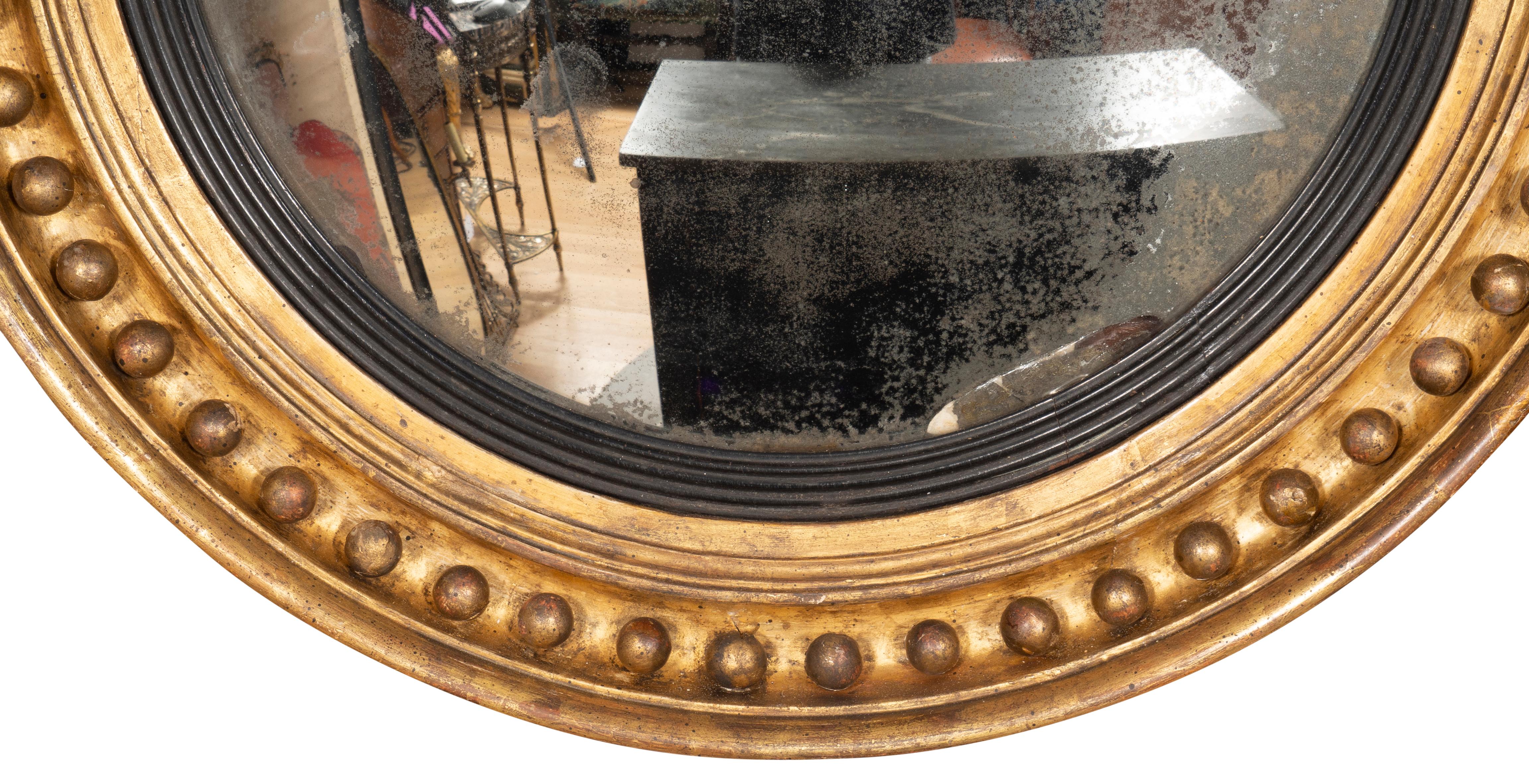 Konvexer Regency-Spiegel aus vergoldetem Holz (Vergoldetes Holz) im Angebot