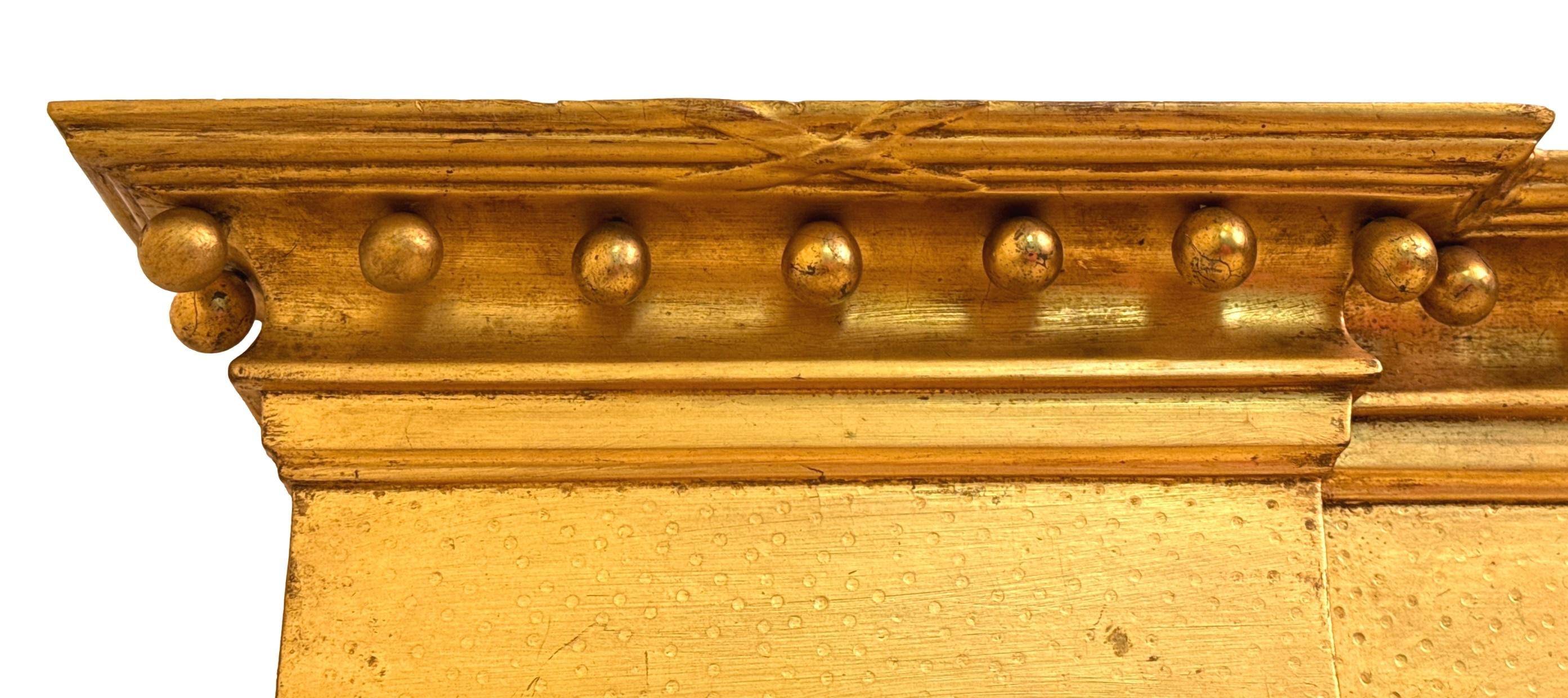 Gesso Specchio Regency in legno dorato e gesso in vendita