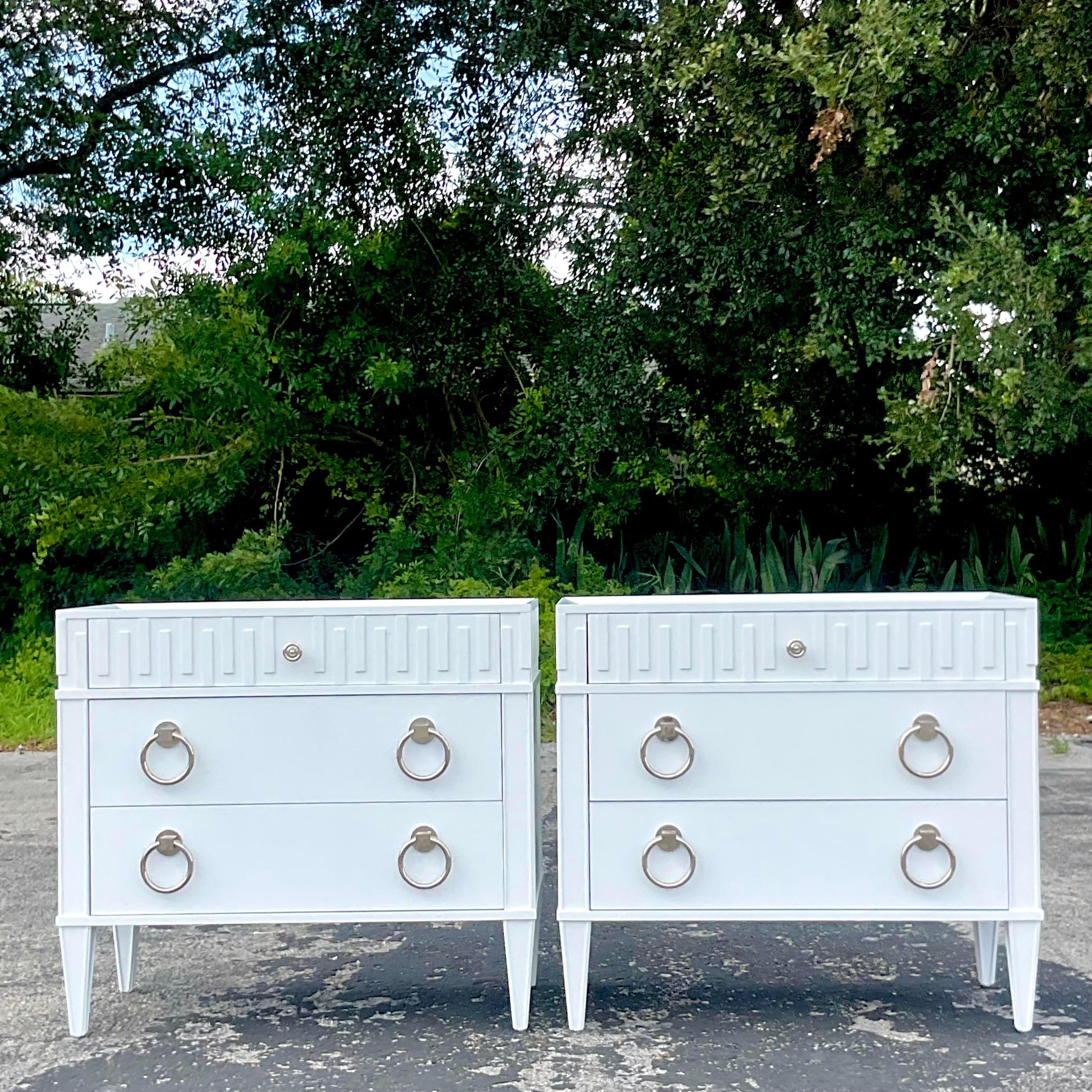 Nickel Commode laquée Regency Global Views - une paire en vente