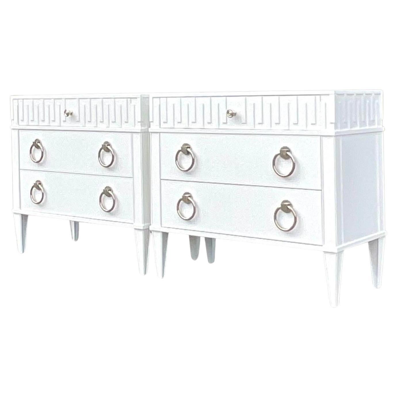 Commode laquée Regency Global Views - une paire en vente