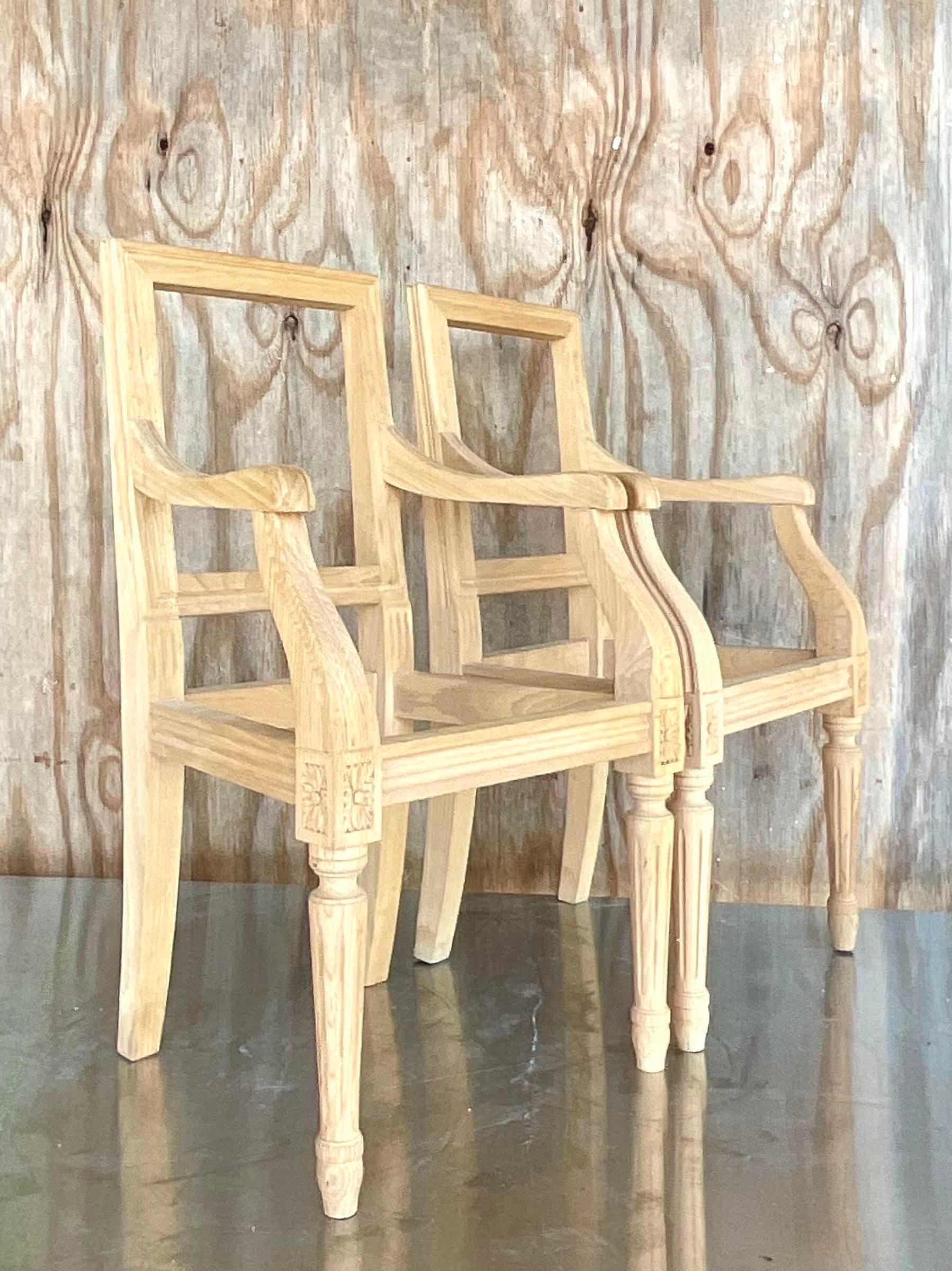 Ein wunderschönes Paar unvollendeter Lisaura Paris Bergere Stühle für Kinder. Bringen Sie ein wenig Glamour in Ihr Spielzimmer. Diese Stühle sind in ihrem natürlichen Zustand, so dass sie bereit sind, Ihre Farbe und Polsterung hinzuzufügen. Ein