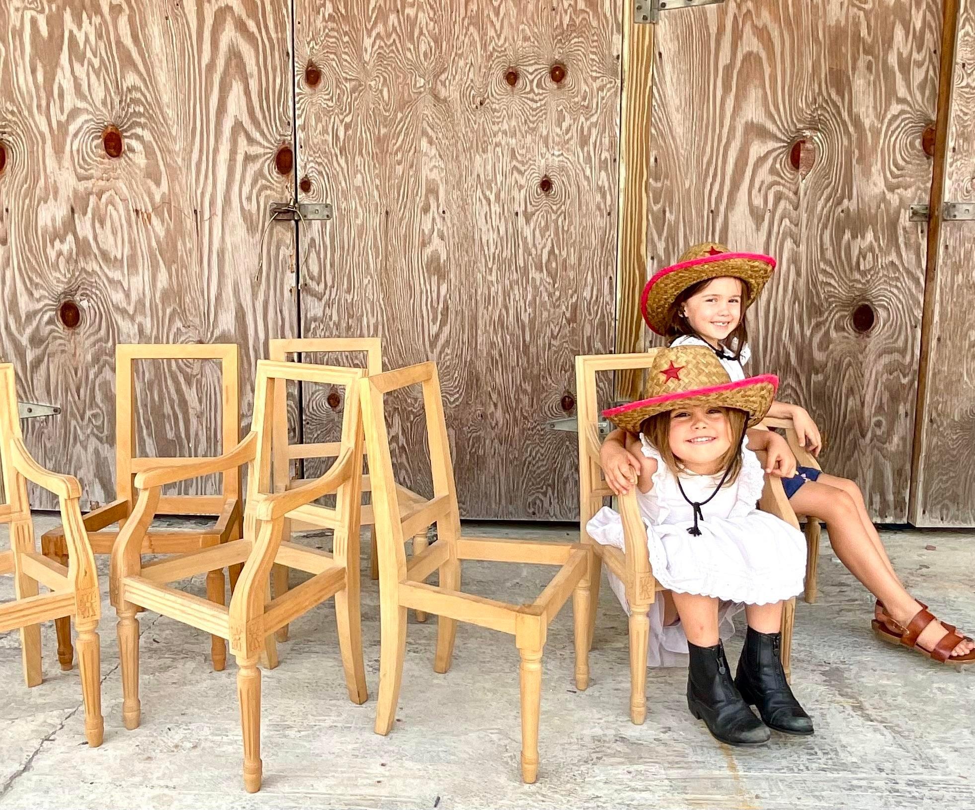 Regency Hand geschnitzt Lisaura Paris Kinder Bergere Stühle - ein Paar (Französisch) im Angebot
