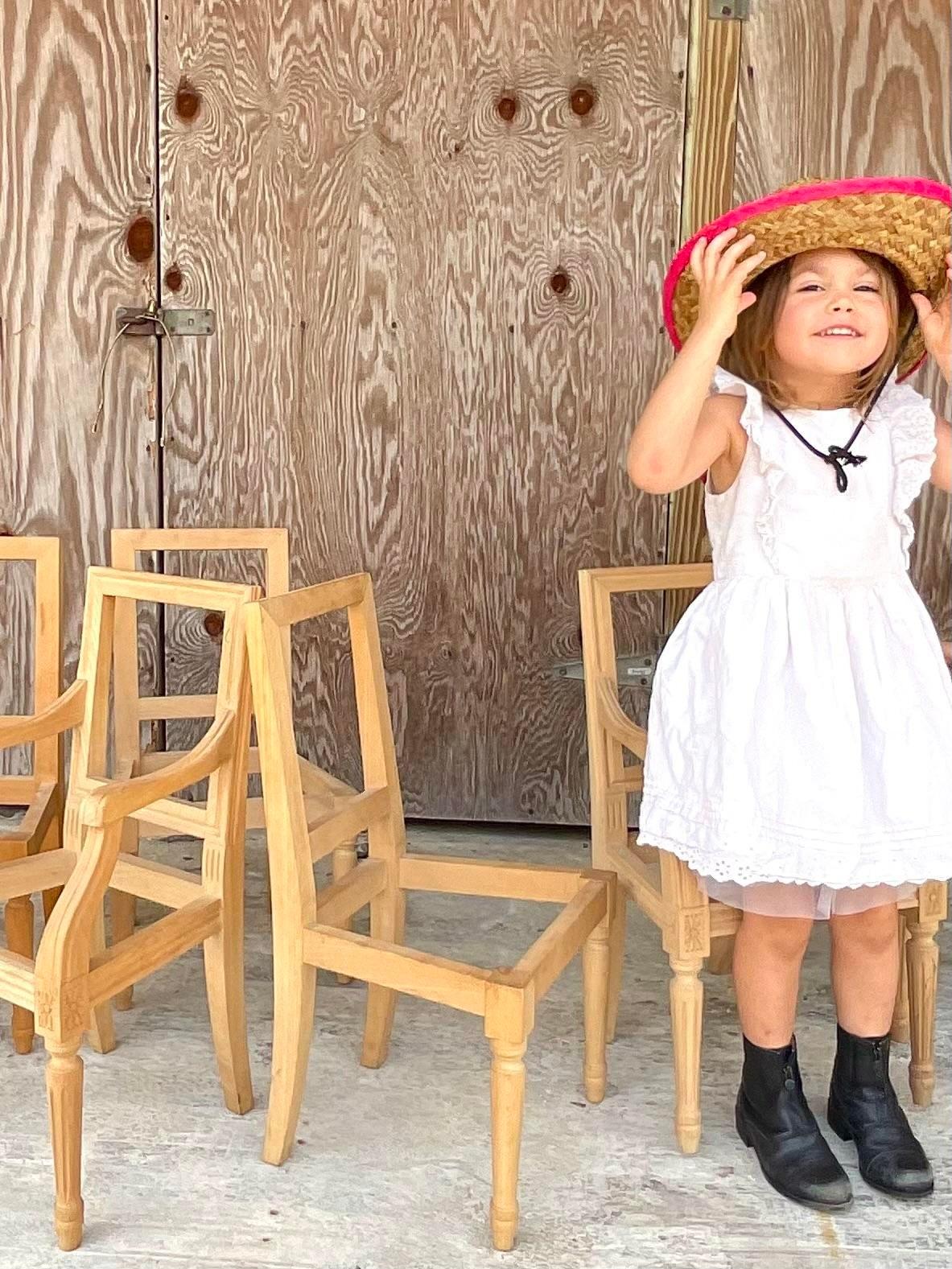 Regency Hand geschnitzt Lisaura Paris Kinder Bergere Stühle - ein Paar im Zustand „Gut“ im Angebot in west palm beach, FL
