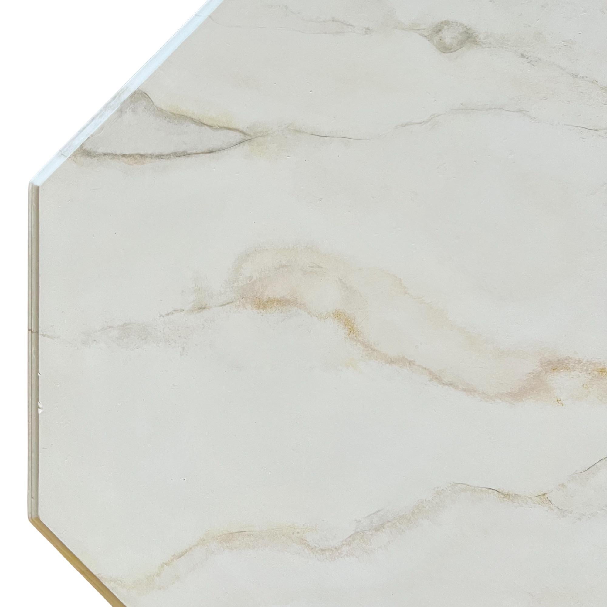 Acajou Table octogonale Regency à huit pieds en faux marbre peinte à la main en vente